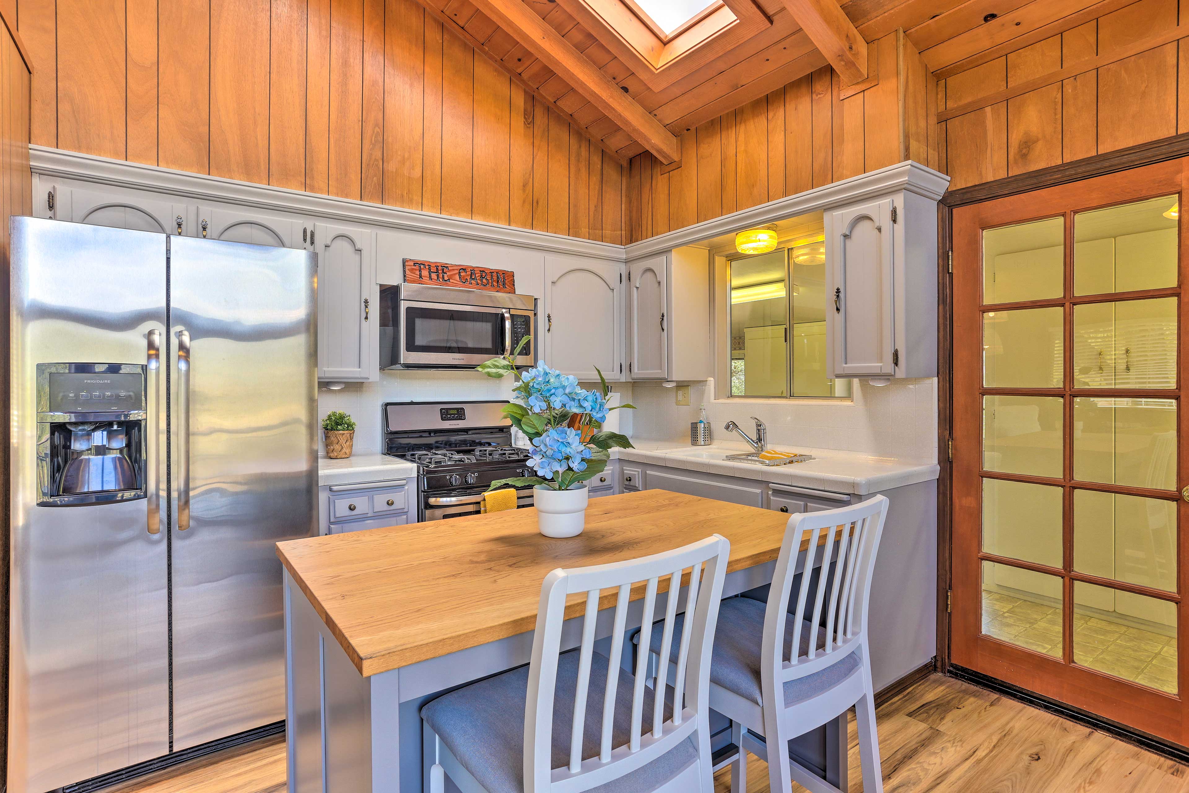 Lovely Oakhurst Cabin w/ Deck & Mtn Views!