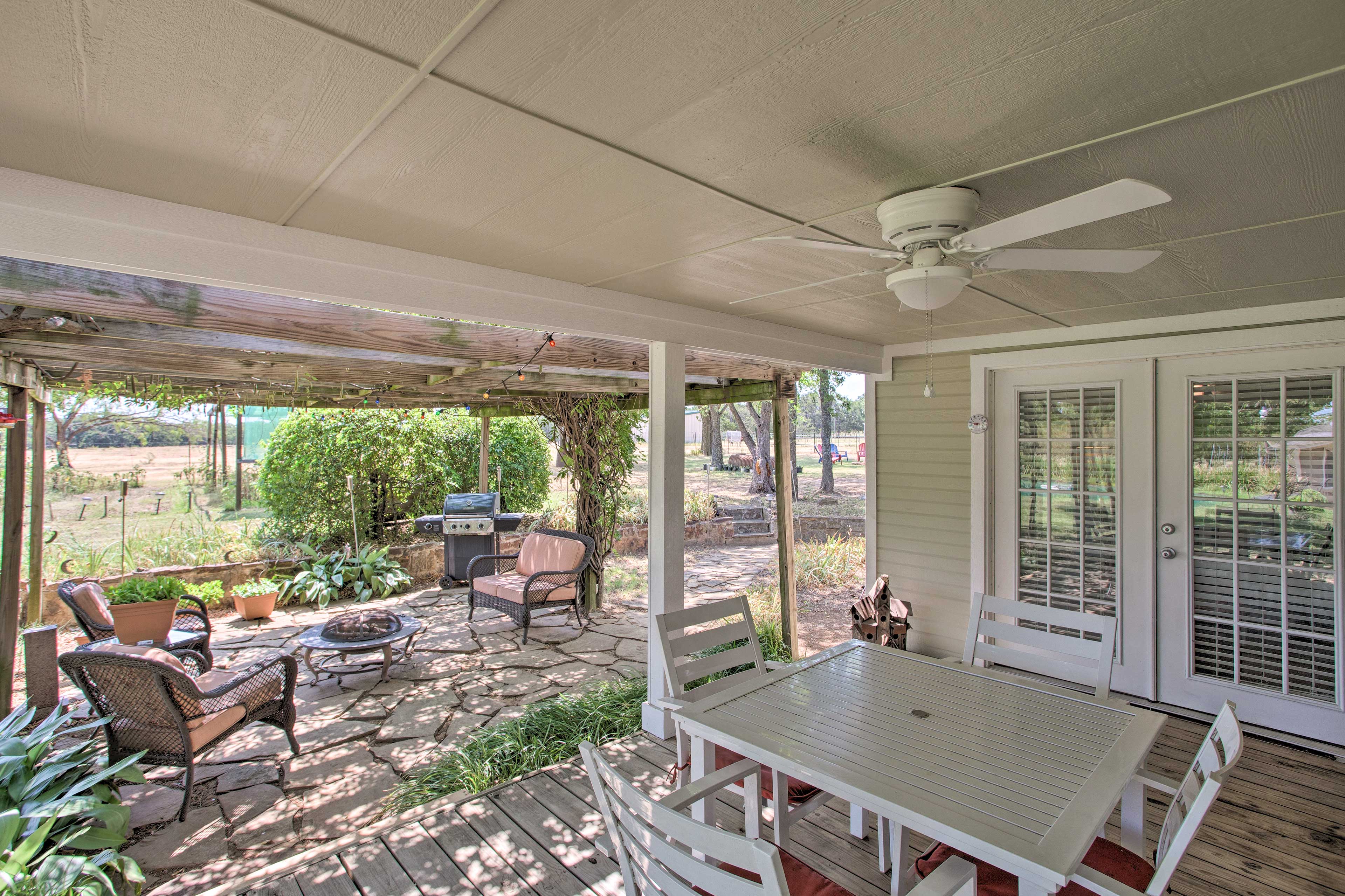 Lovely Pottsboro Home w/ Patio & Fire Pits!