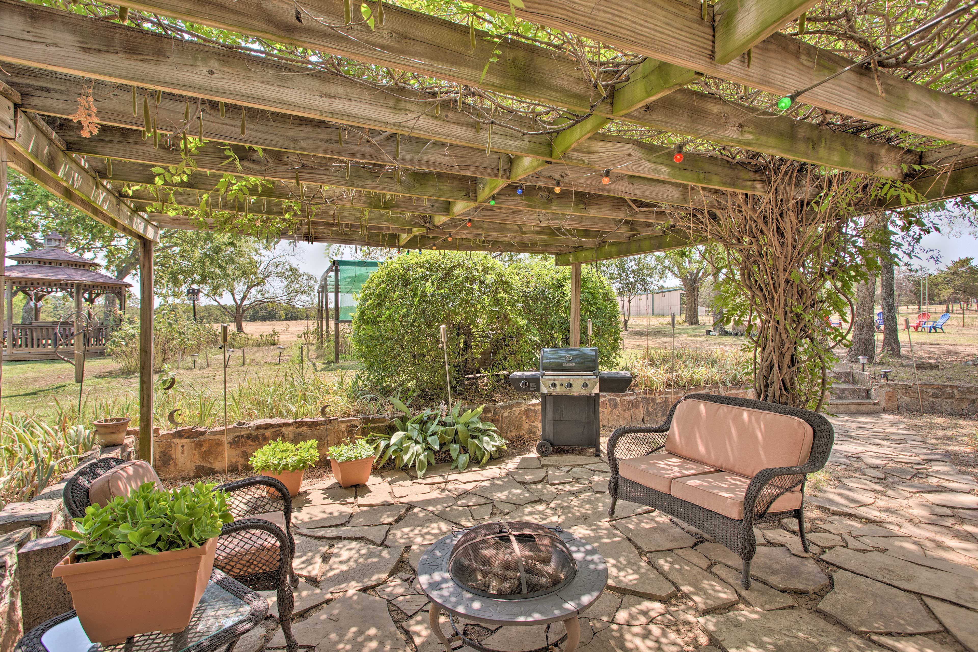 Lovely Pottsboro Home w/ Patio & Fire Pits!