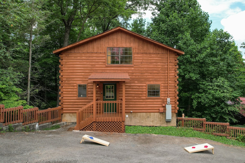 Charming cabin surrounded by trees.