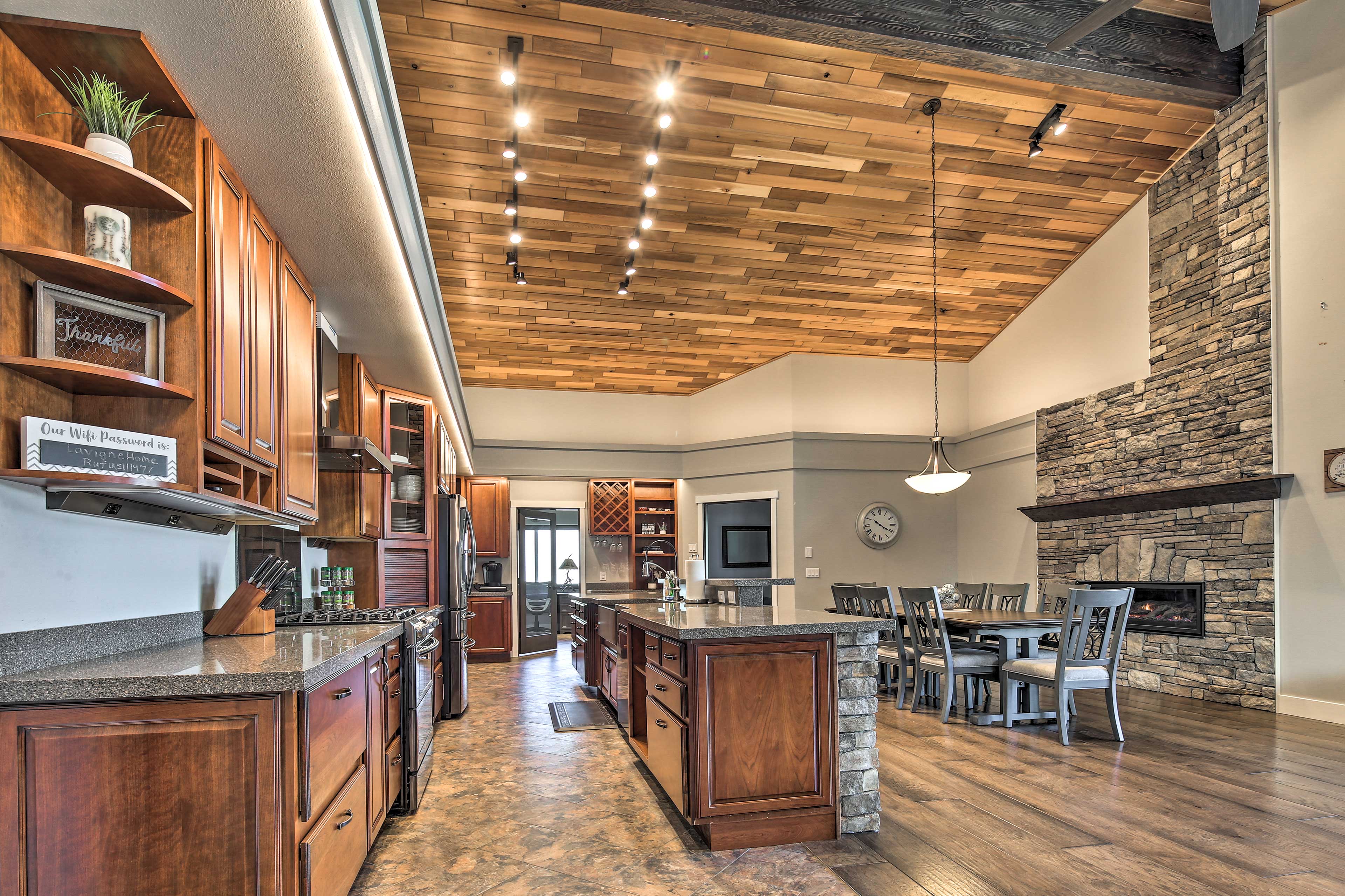 Mendenhall Valley Escape w/ Furnished Deck!