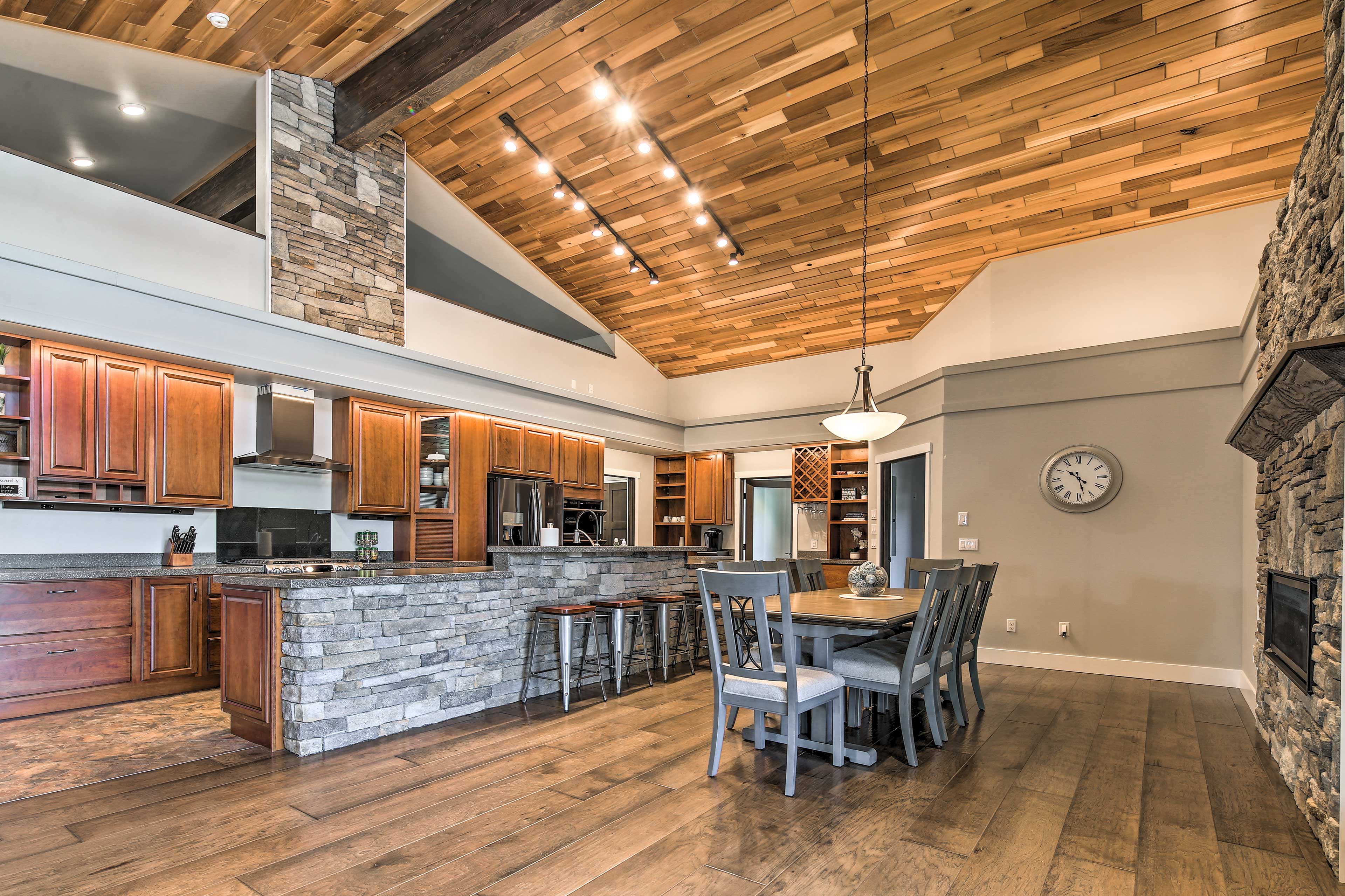 Mendenhall Valley Escape w/ Furnished Deck!