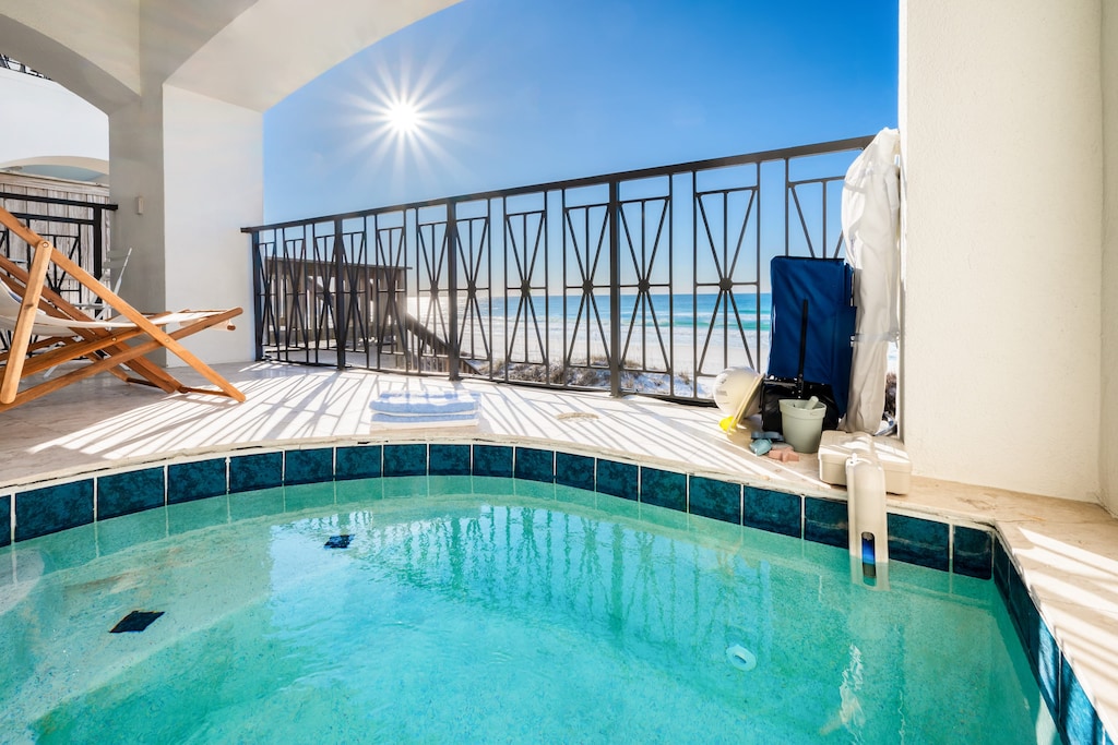 Relax in the plunge pool on the balcony!