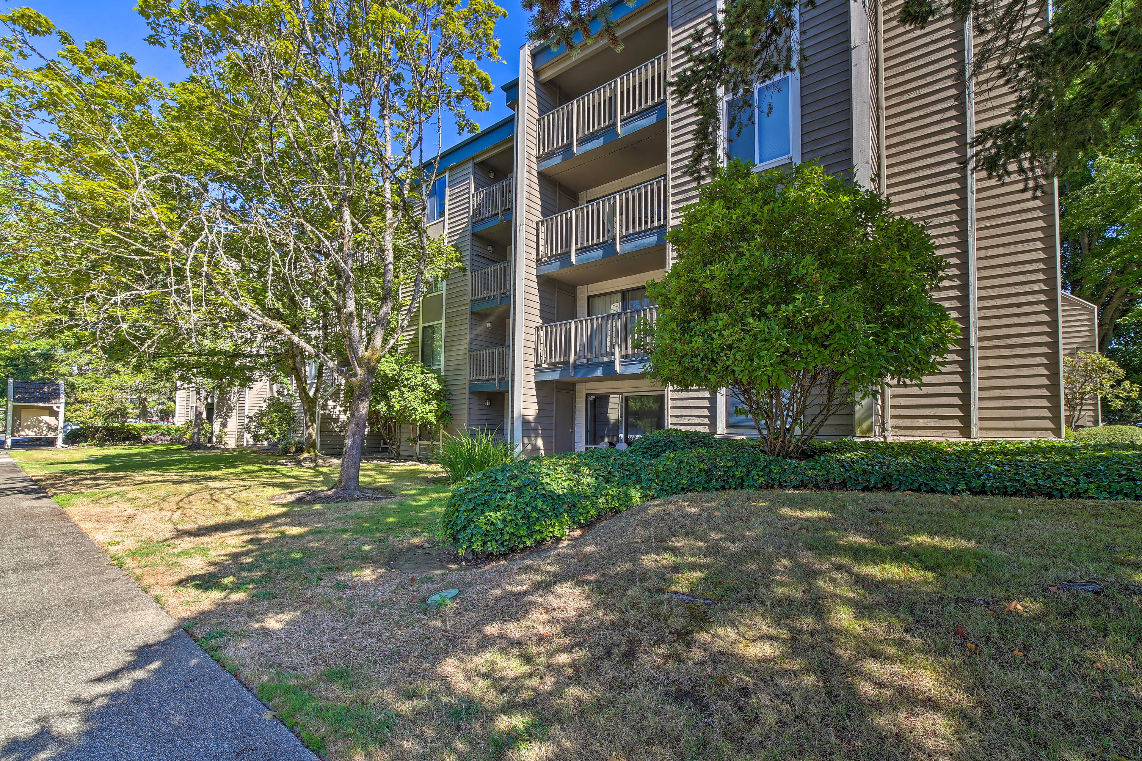 Modern Family Condo ~ 12 Mi to Downtown Seattle!