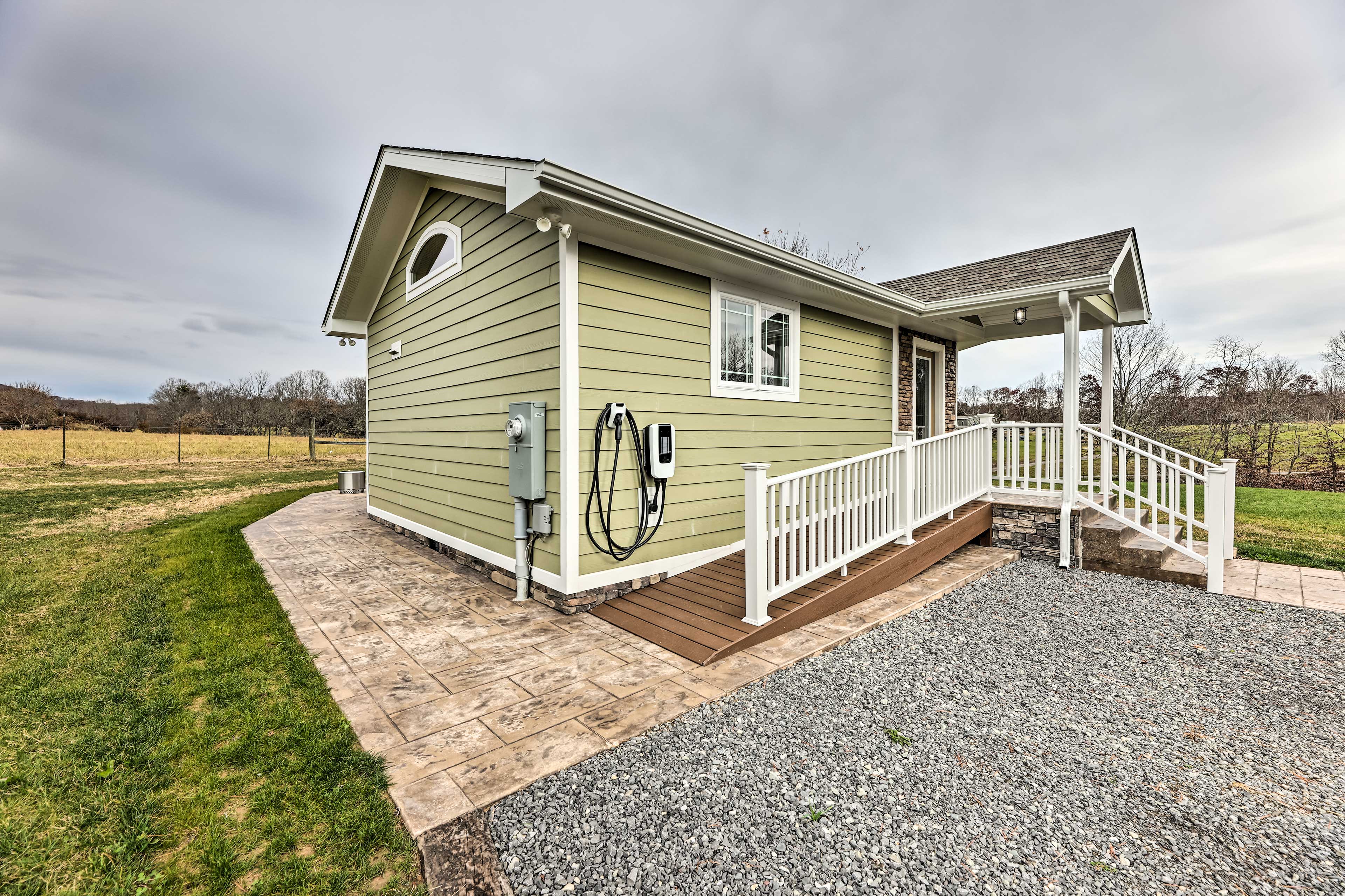 Guesthouse on Lonesome Hollow: Hot Tub & Mtn Views