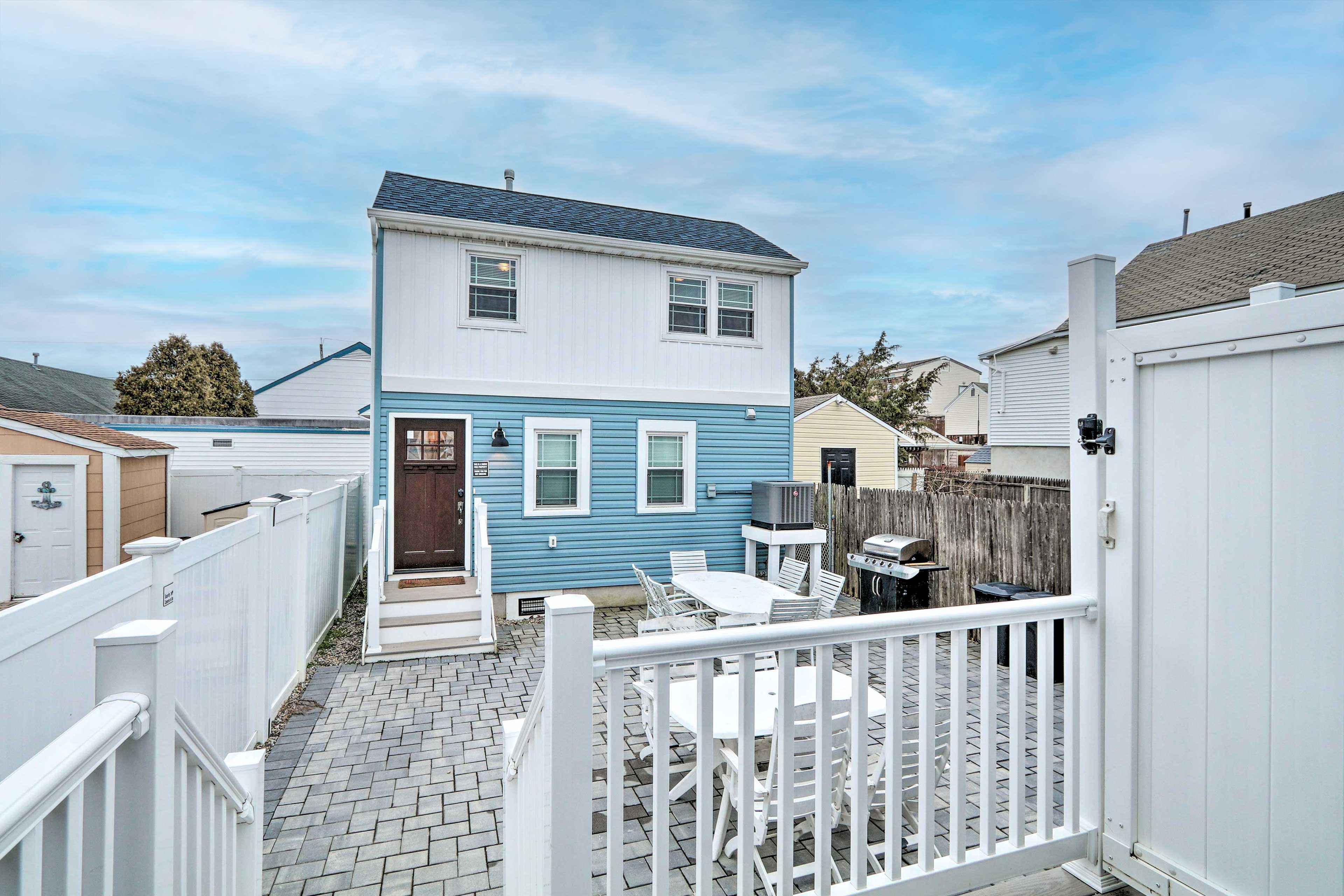 Property Image 1 - Modern Townhome: Walk to Beach, Bars & Eats!