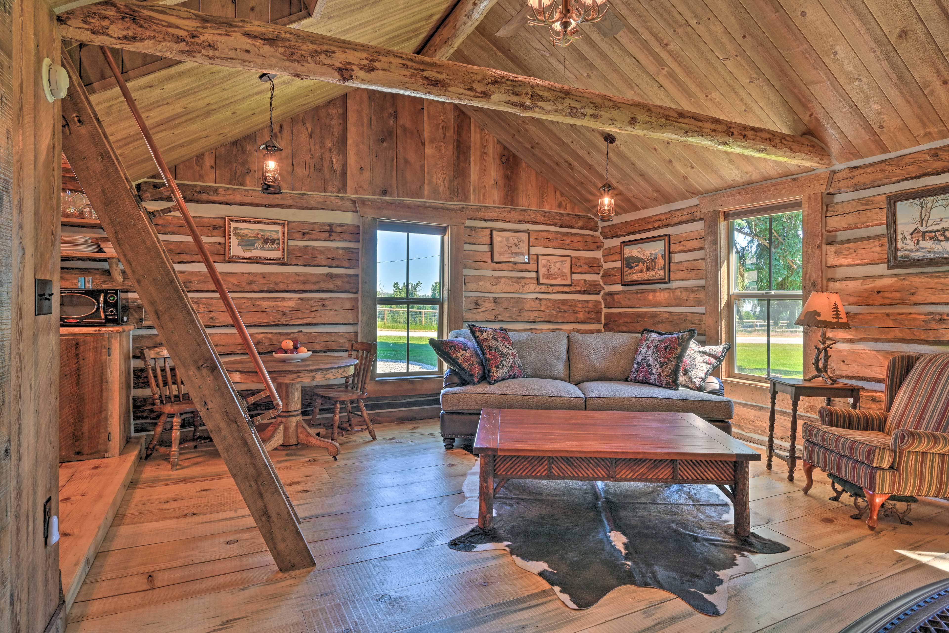 Montana Retreat: Original Hamilton Log Cabin!