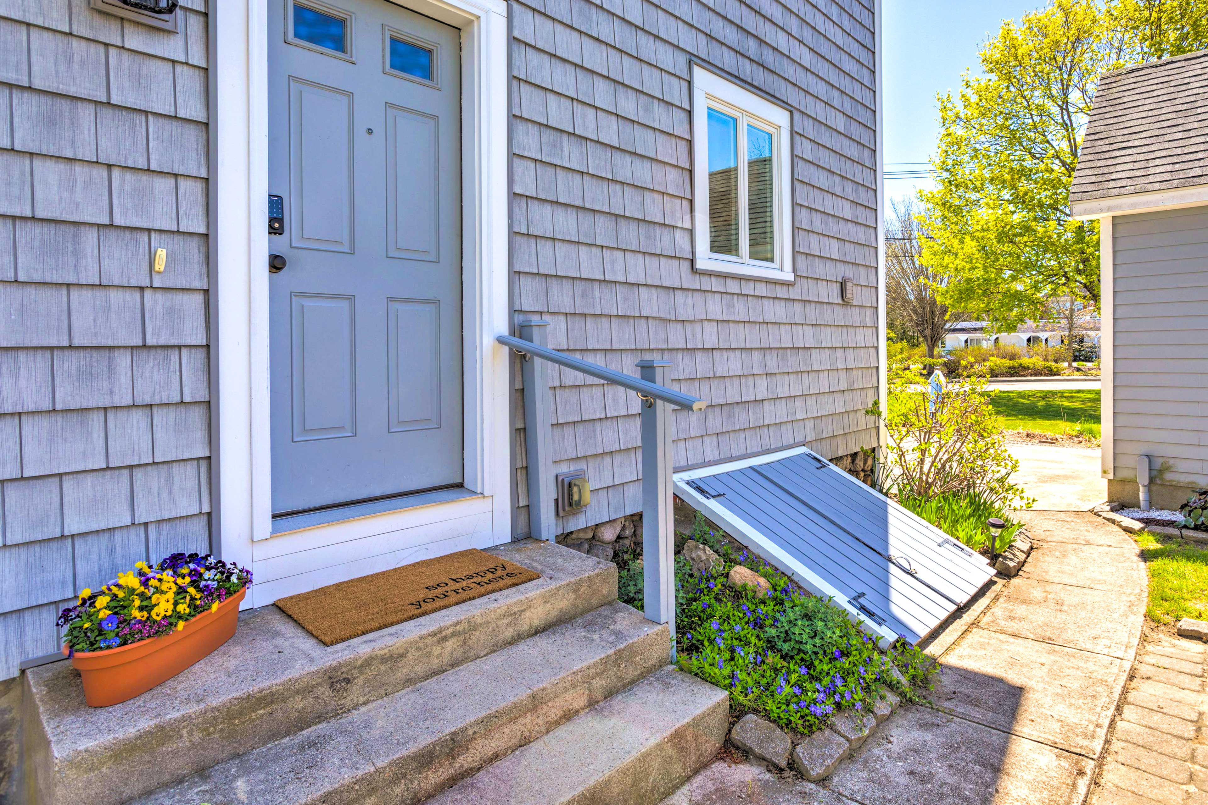 Mystic Refuge w/ Patio < 1 Mi to Downtown!