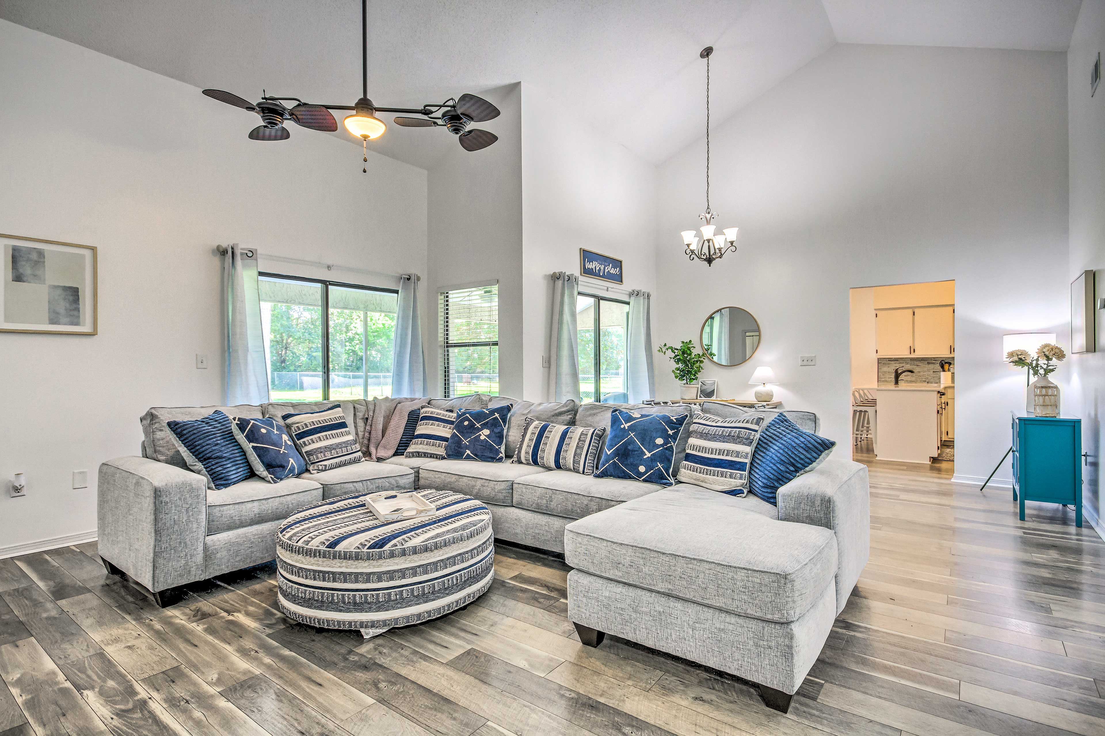 Navarre Home w/ Game Area + Screened-In Porch