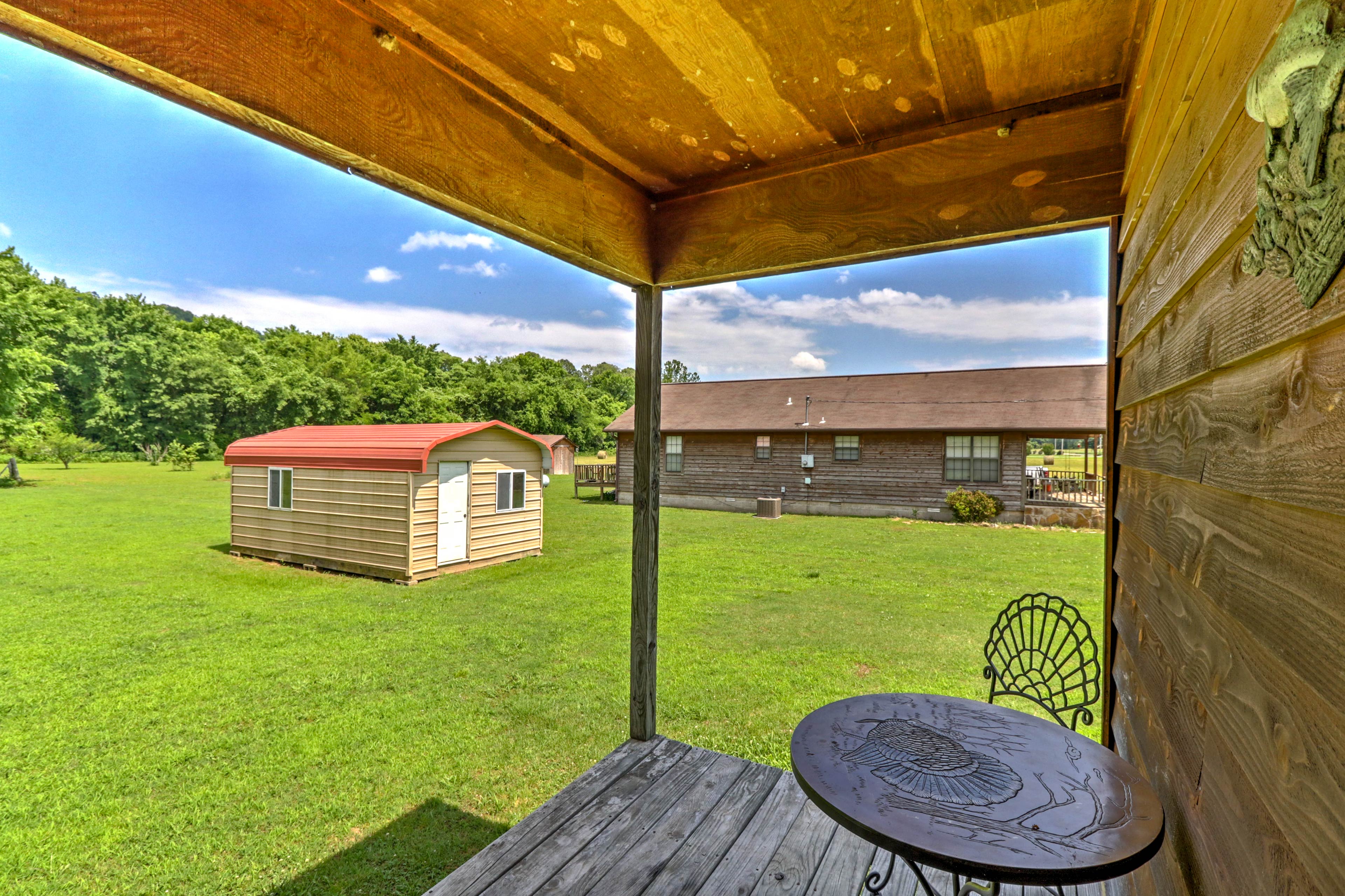Dream Valley Mountain View Cabin w/ Covered Porch!