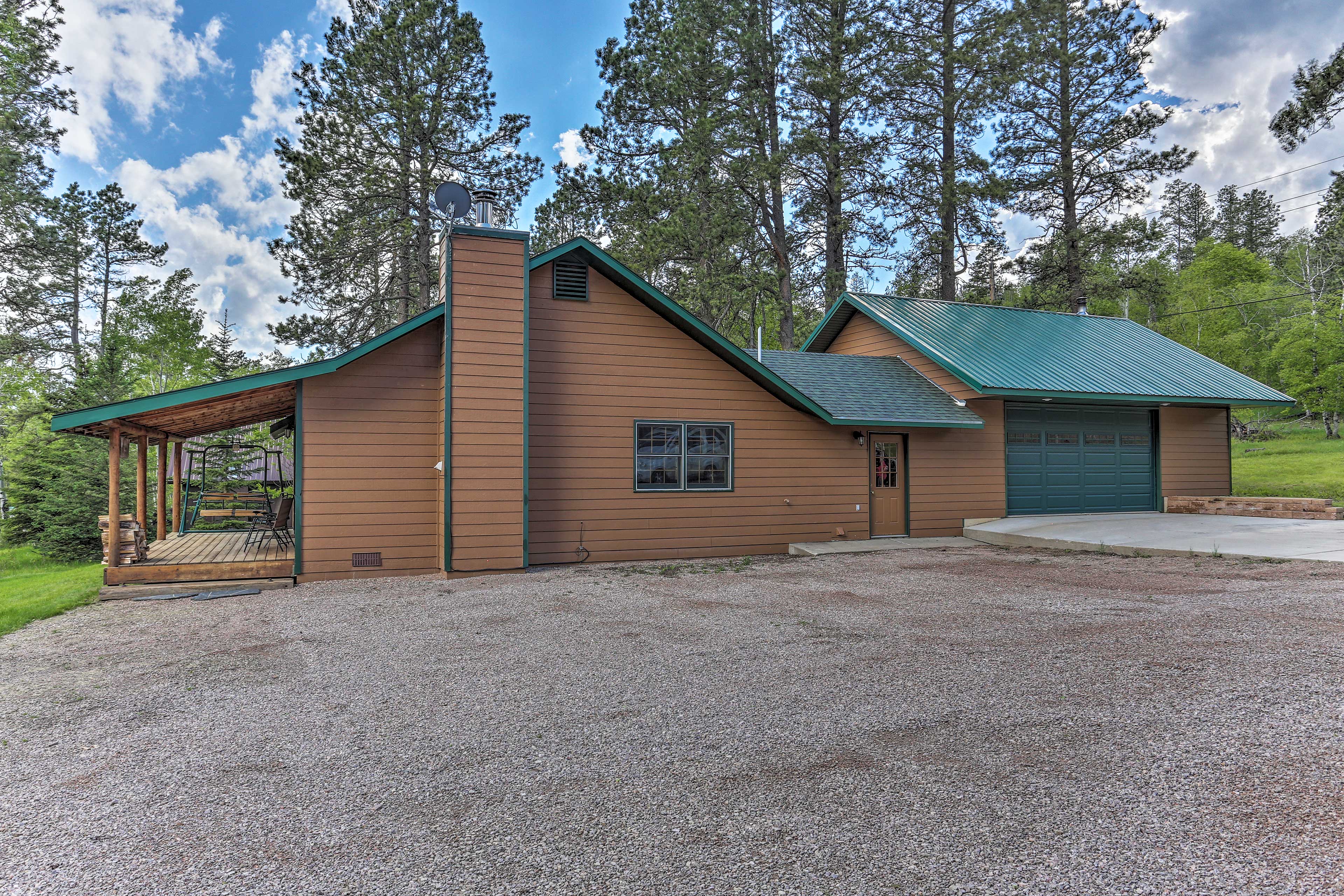 Lead Cabin ~ 9 Mi to Deadwood: Hot Tub + Patio!