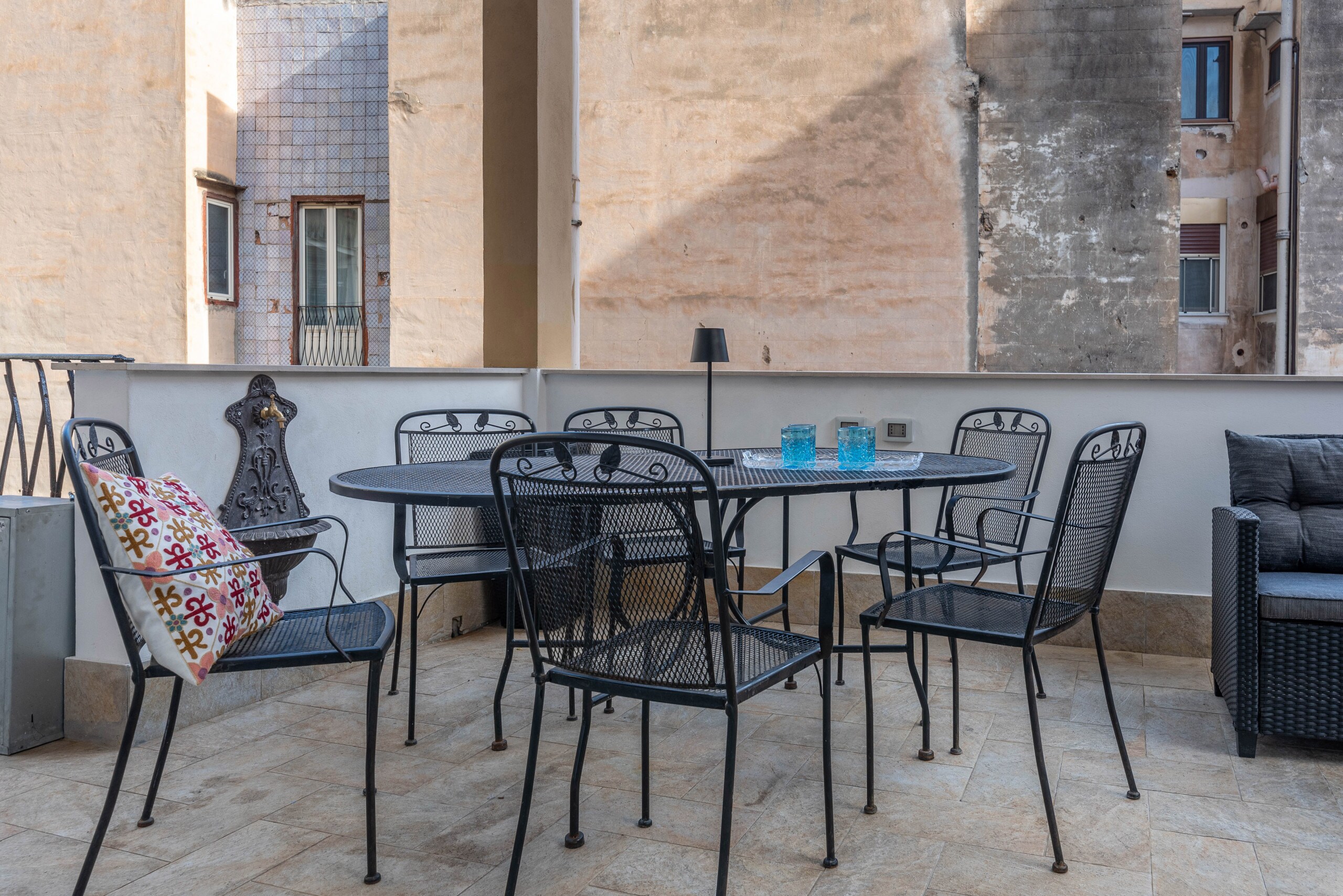 Property Image 2 - Modern and renovated apartment with terrace near Mercato del Capo Property Image 2 - Modern and renovated apartment with terrace near Mercato del Capo