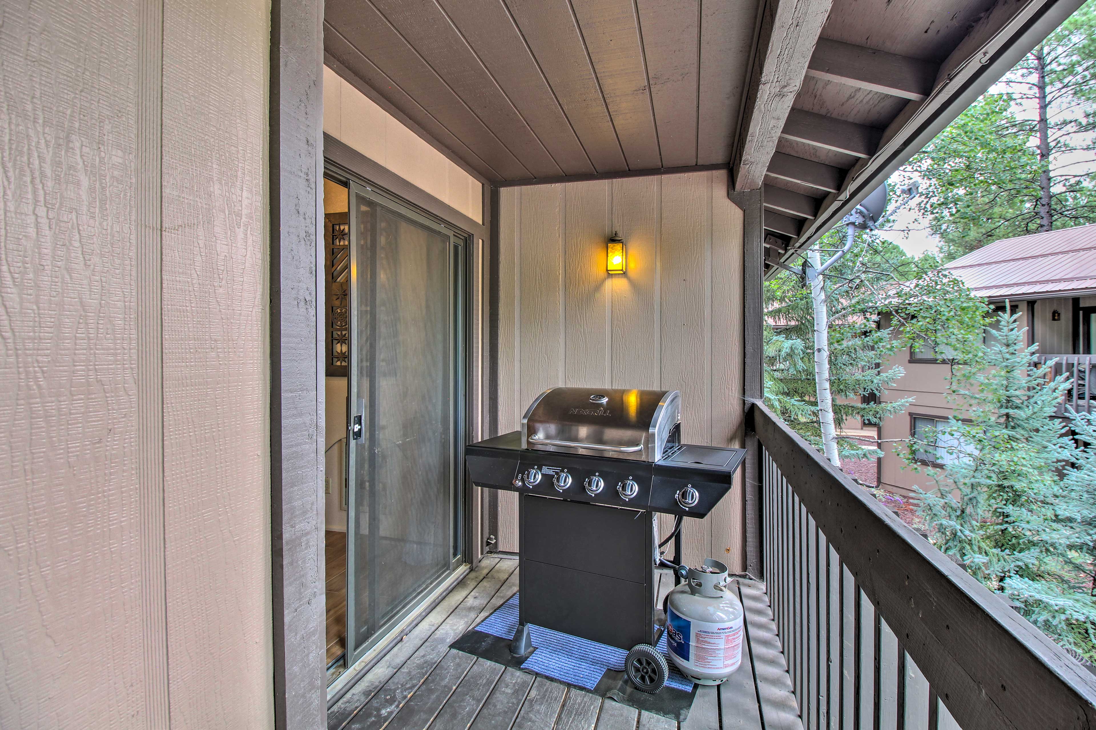 Property Image 1 - Quaint Pinetop Retreat w/ Balcony & Grill!