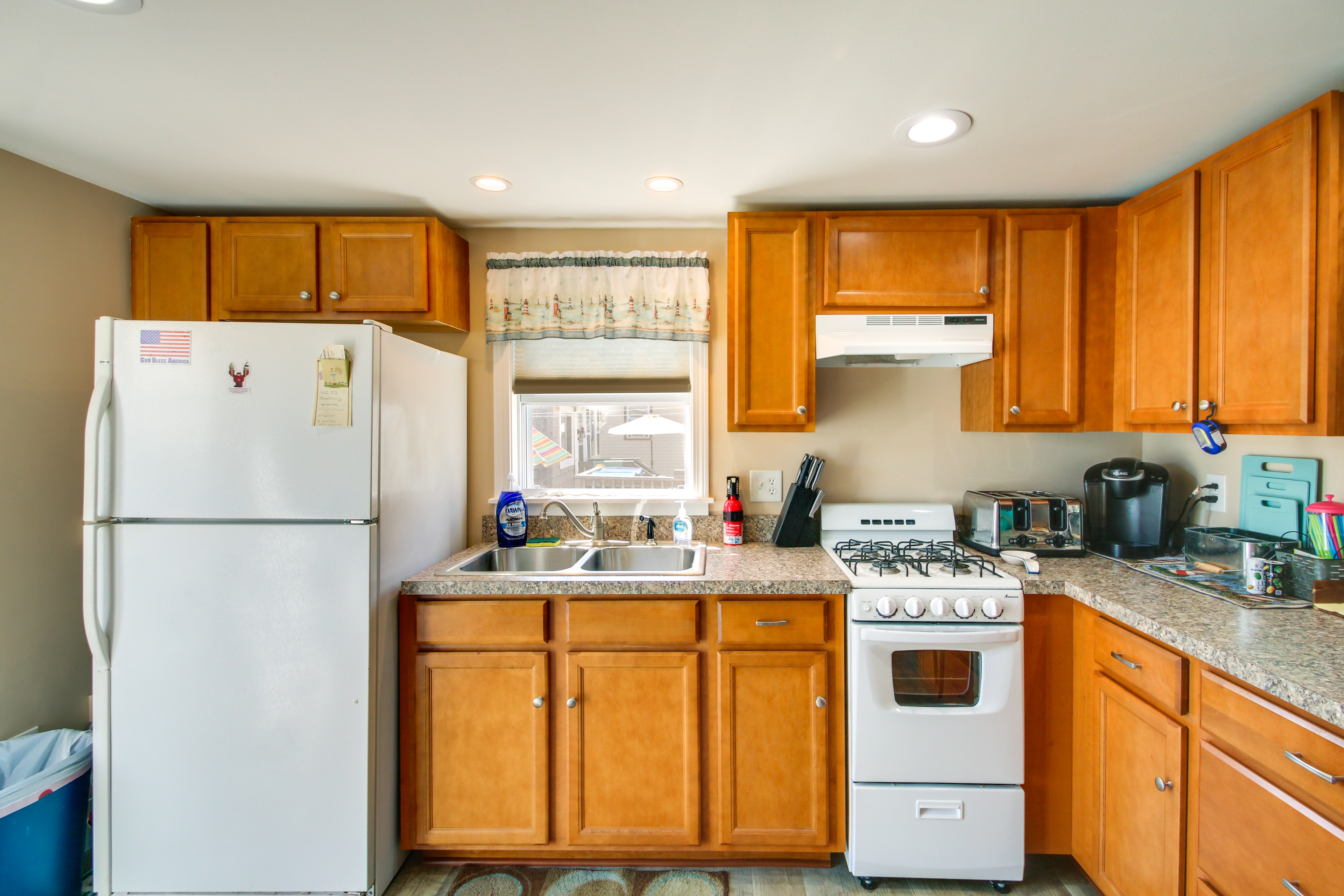 Cozy Hampton Cottage - Walk to Beaches & Marina!