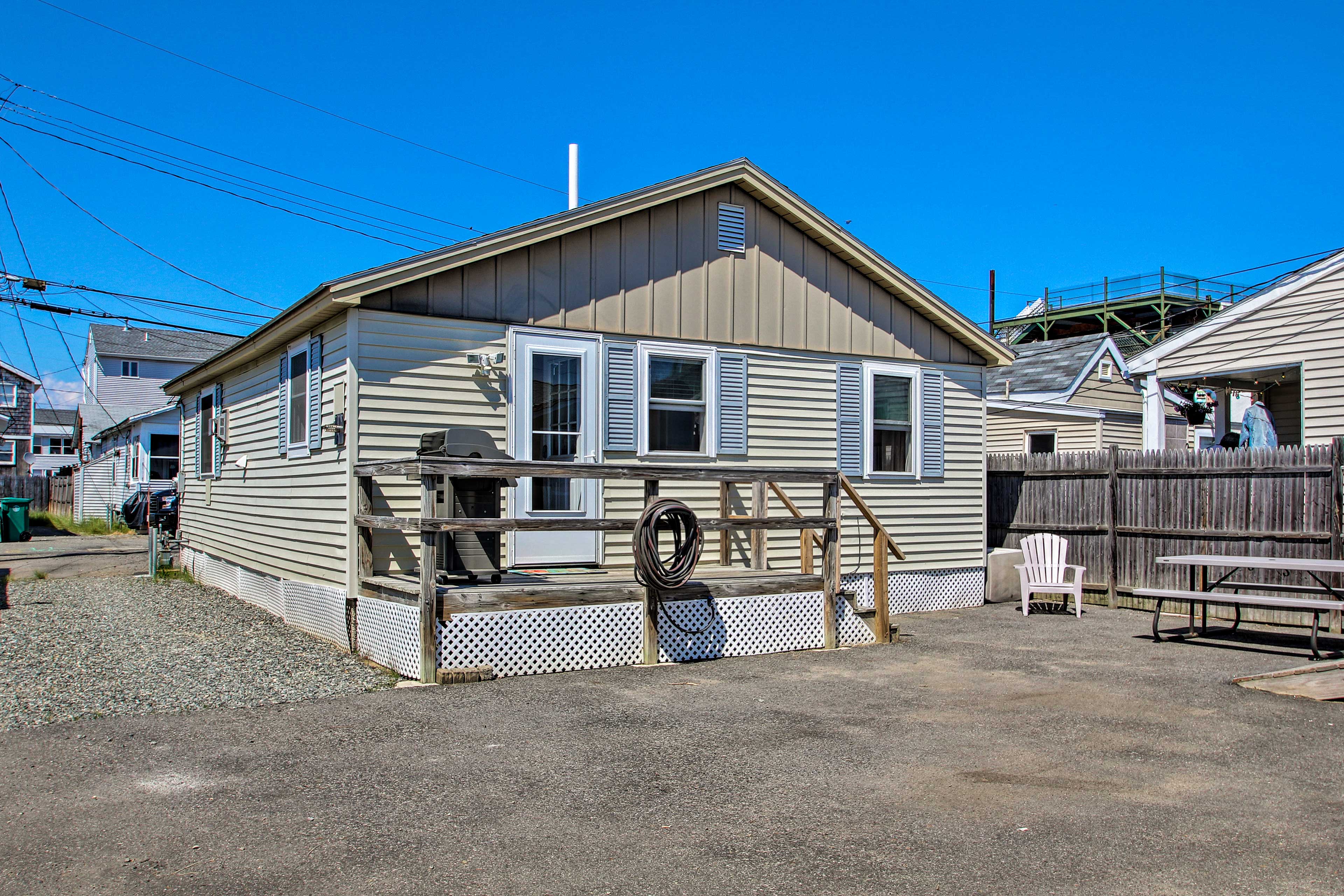 Property Image 2 - Cozy Hampton Cottage - Walk to Beaches & Marina!