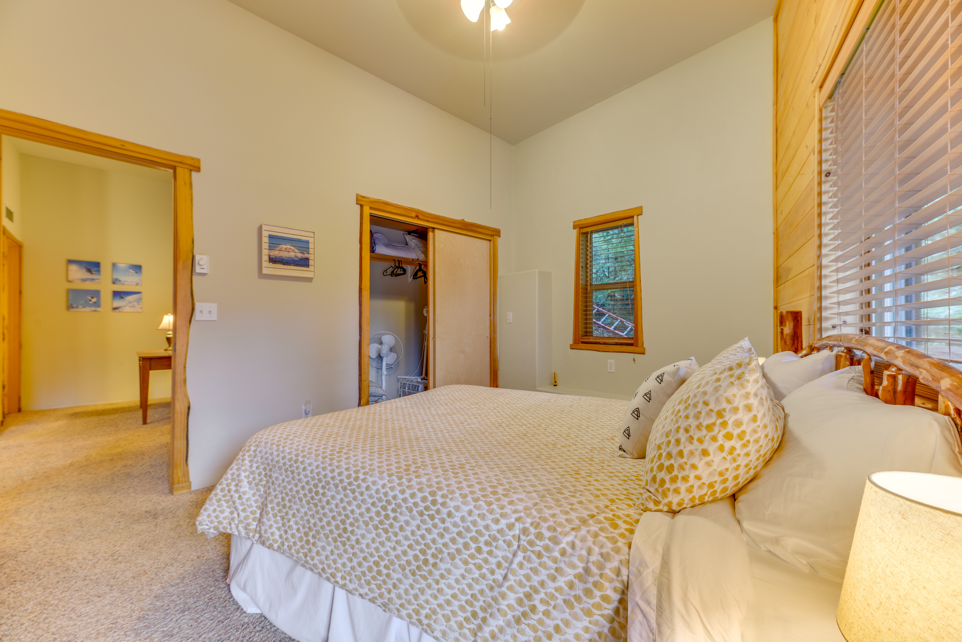 'Grizzly Tower' Packwood Cabin w/ Hot Tub!