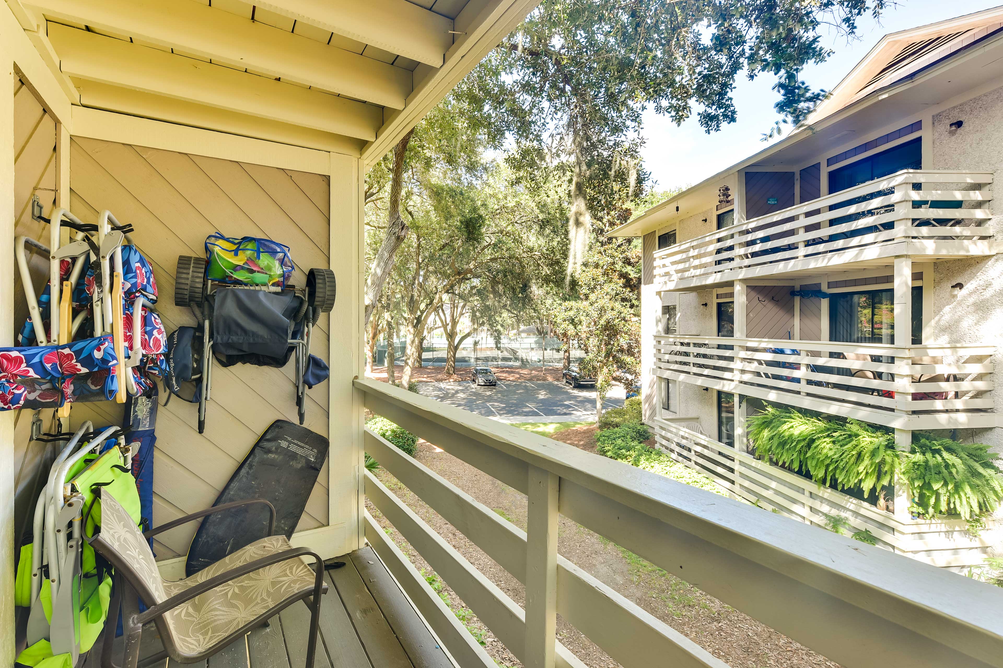 Property Image 2 - Hilton Head Condo: Pool Deck Access, Walk to Beach