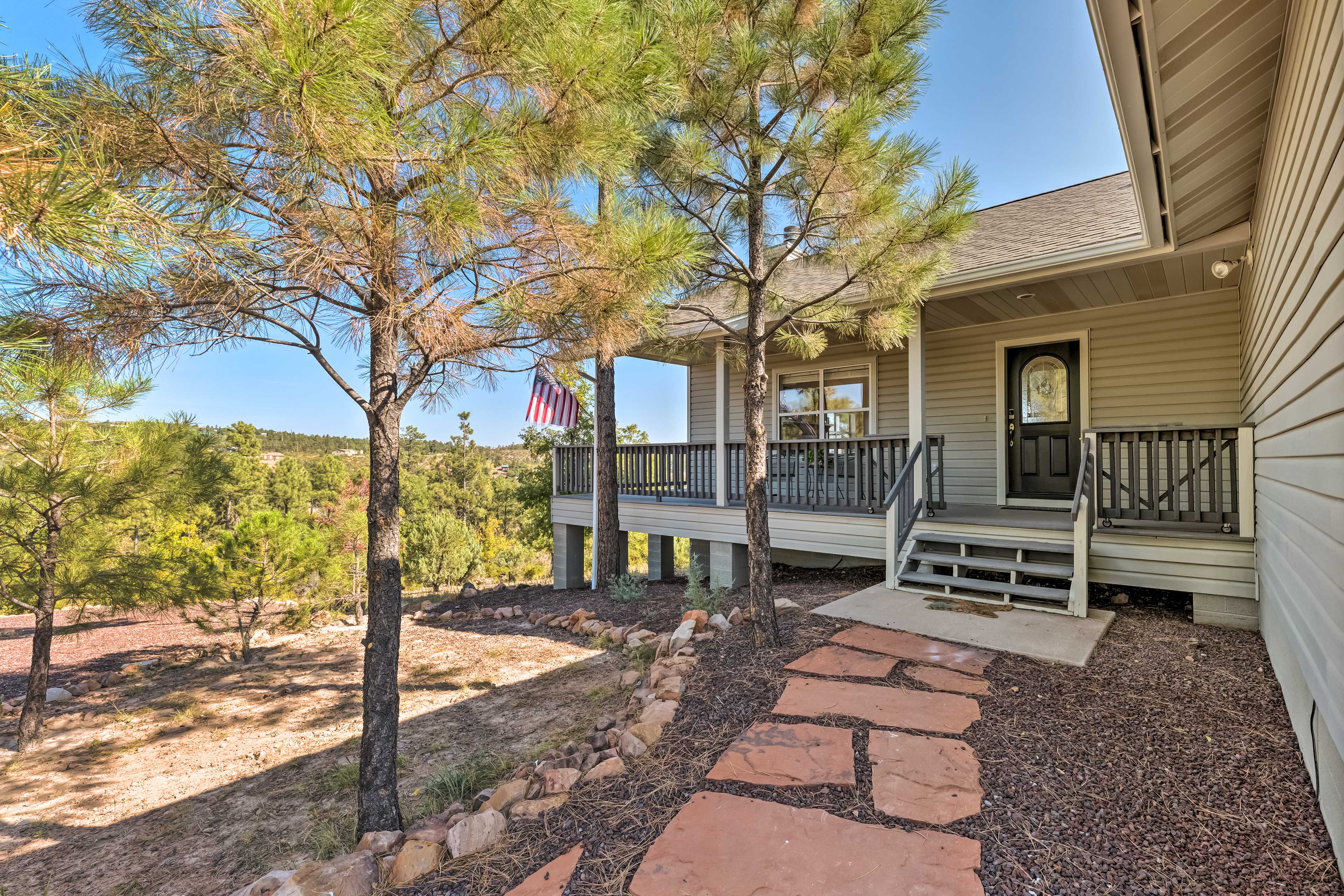 Hilltop Haven: Deck, Grill & National Forest View!