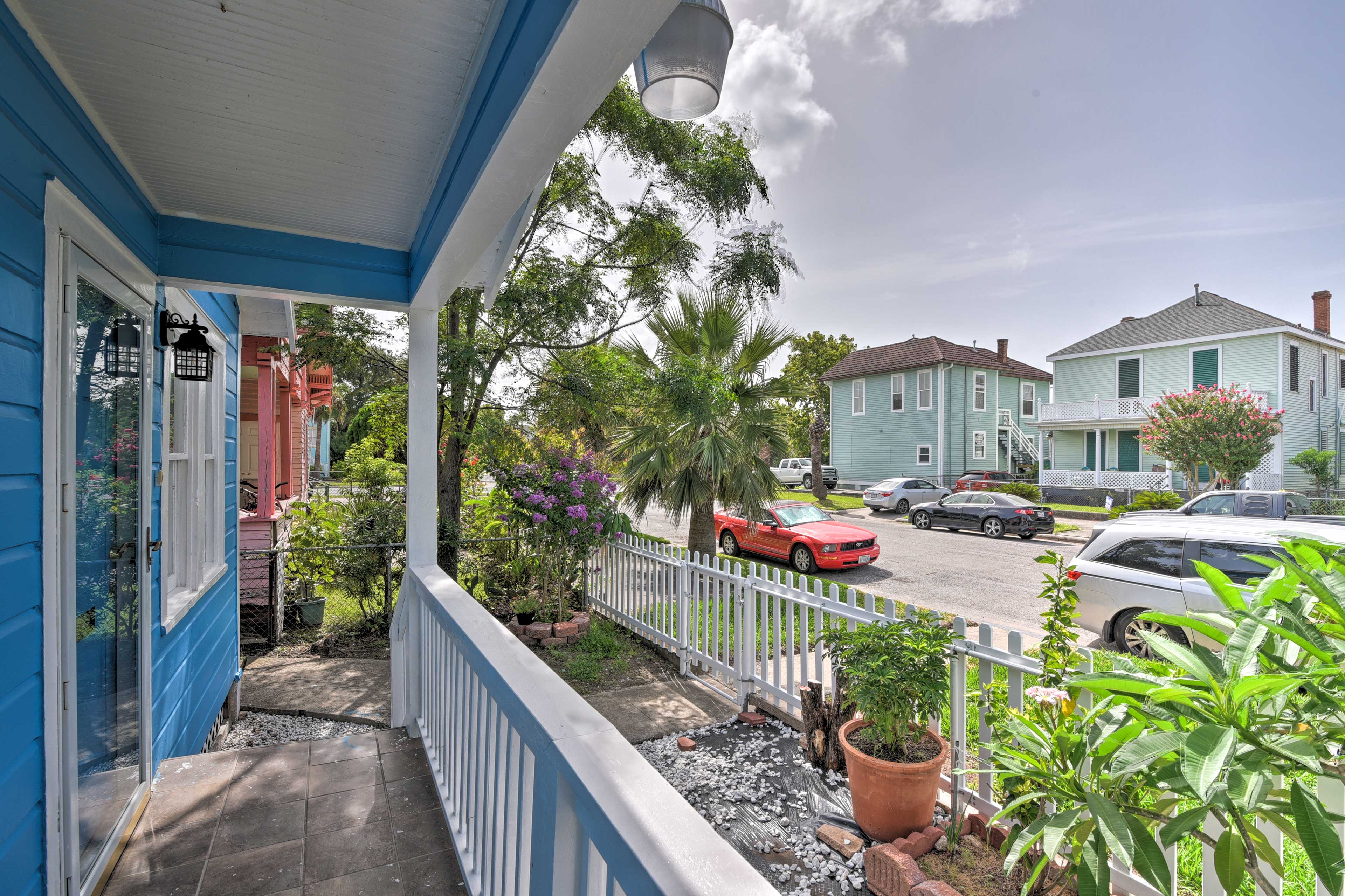 Property Image 1 - Colorful Bungalow Only ½ Mile to Pleasure Pier!