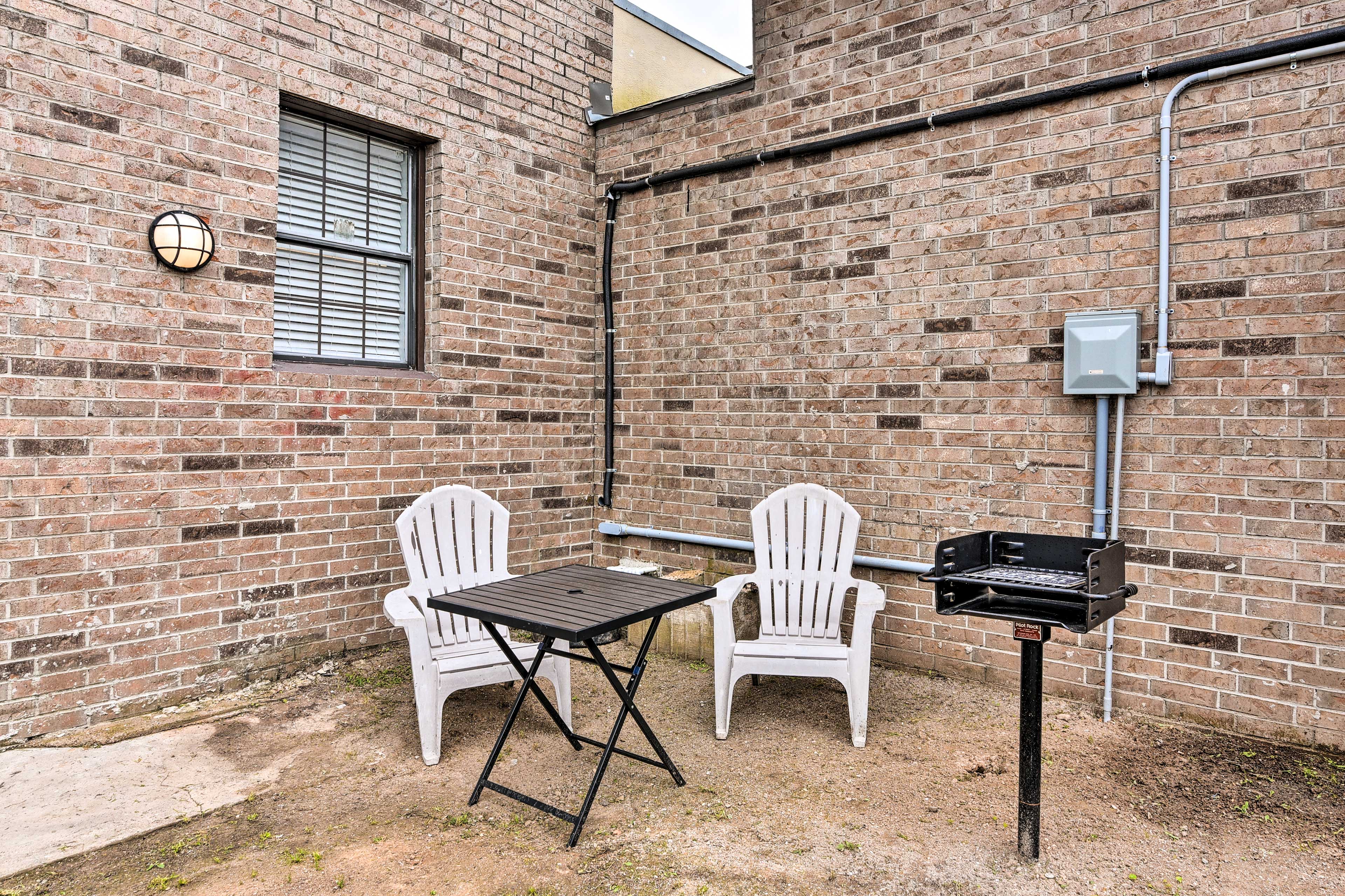 Walkable Galveston Apartment w/ Hot Tub Access