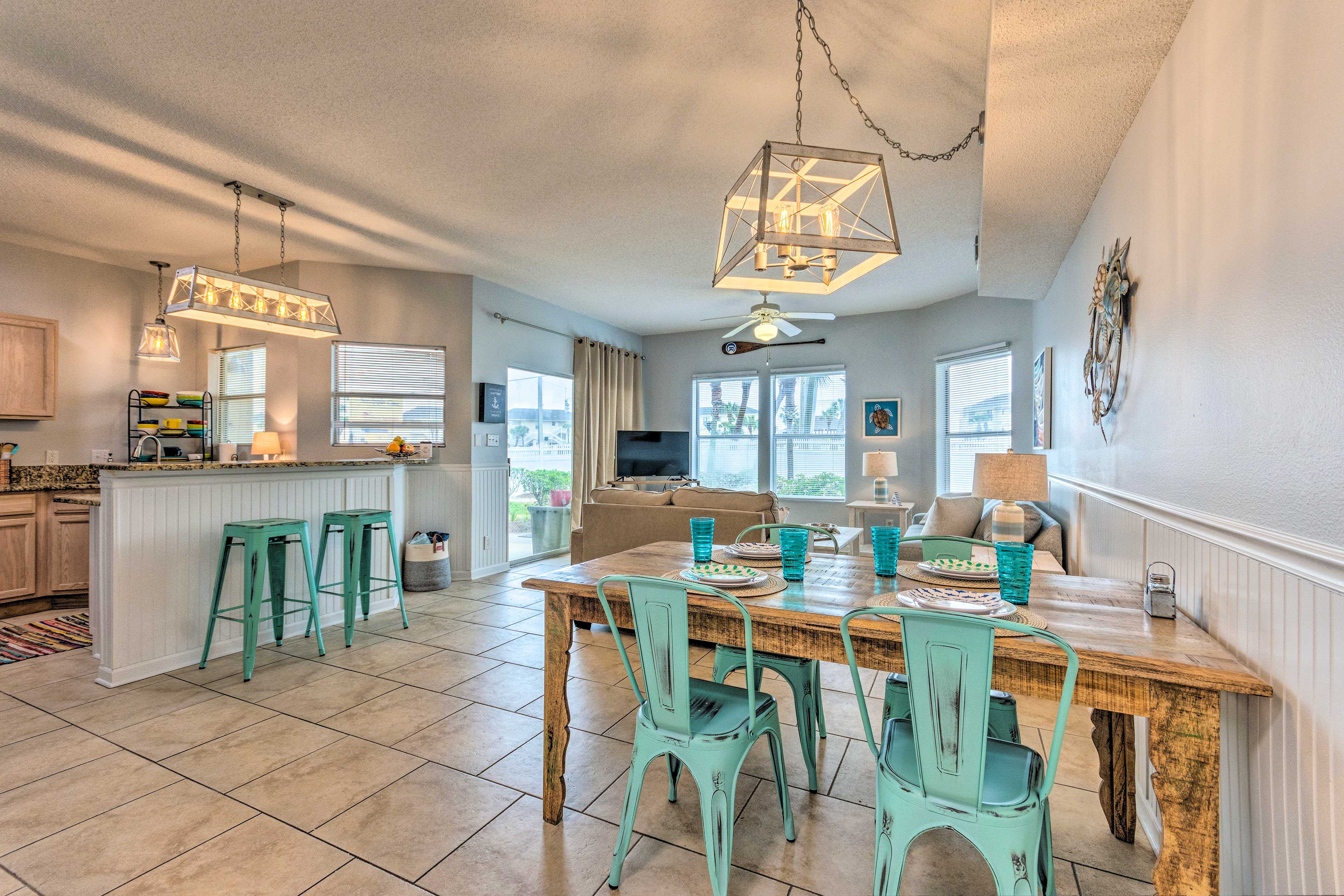 Coastal Condo with Pool - Walk to Destin Beach! - Home Rental in Destin