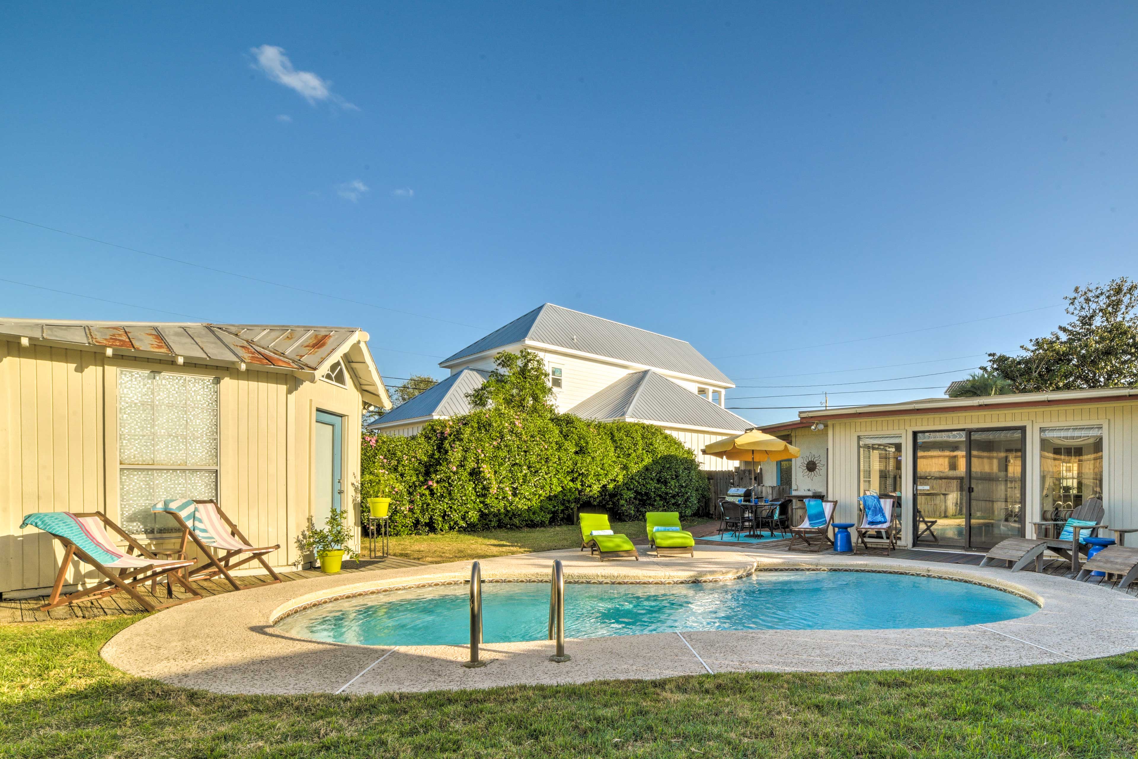 Coastal PCB Cottage w/ Pool 1 Block to Beach! Home Rental in Panama