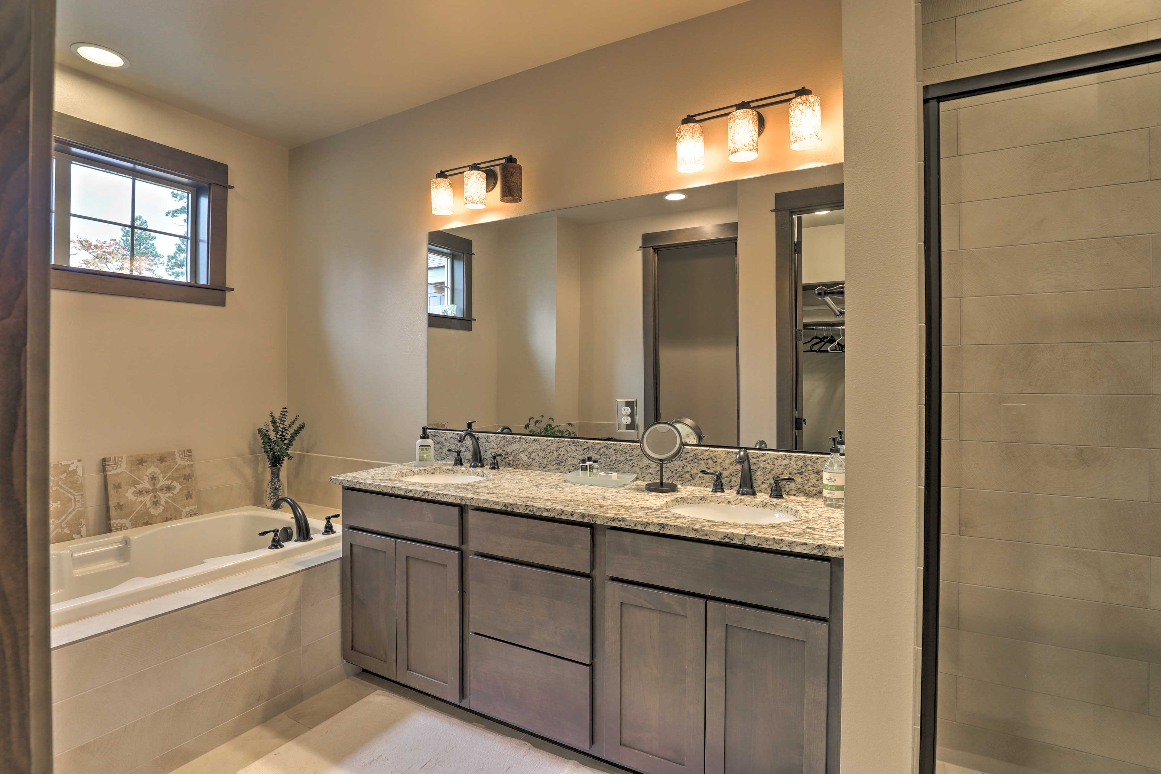 Luxury Suncadia Resort Retreat w/ Private Hot Tub!