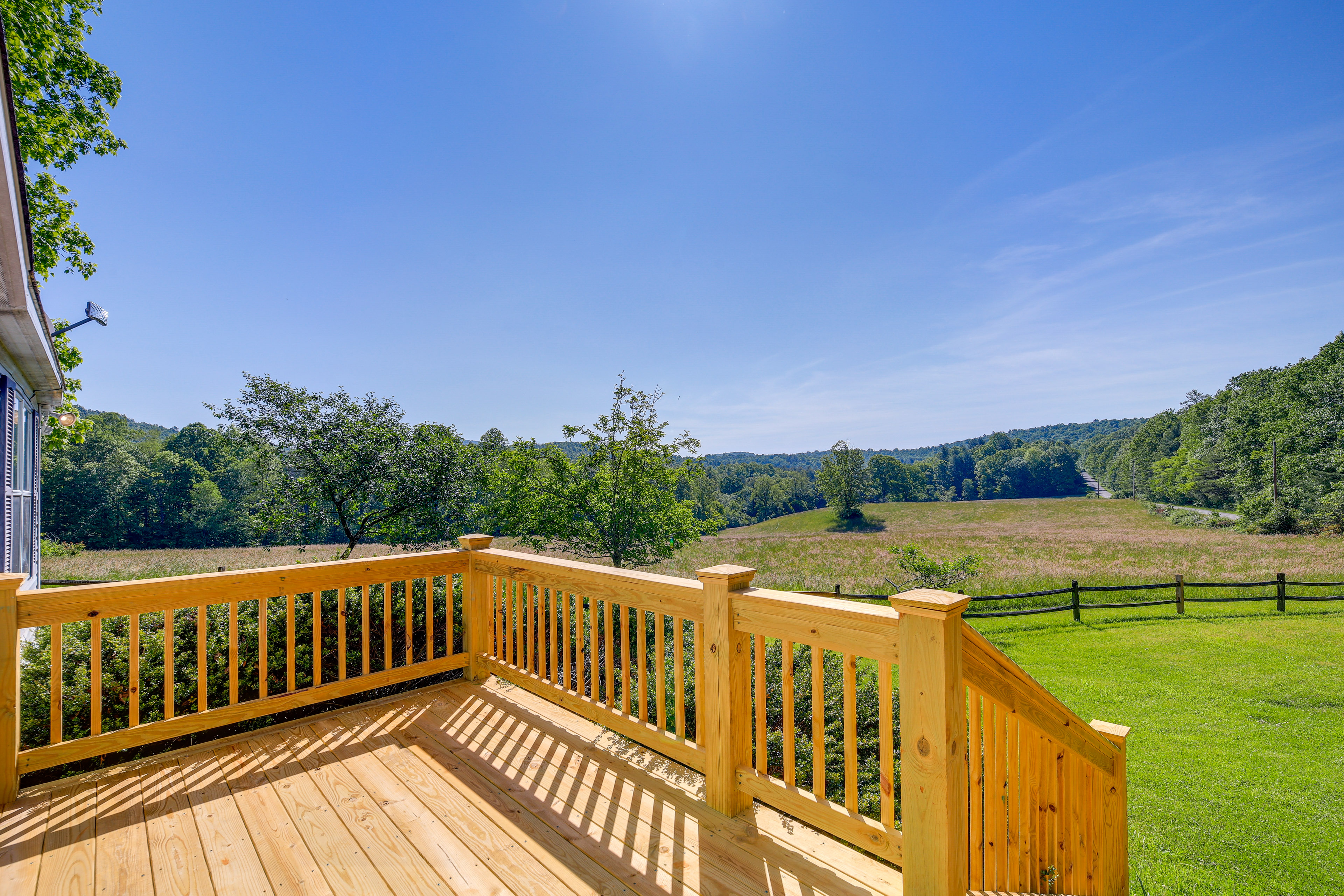 Serene Home: 2 Decks, 3 Mi to Blue Ridge Pkwy