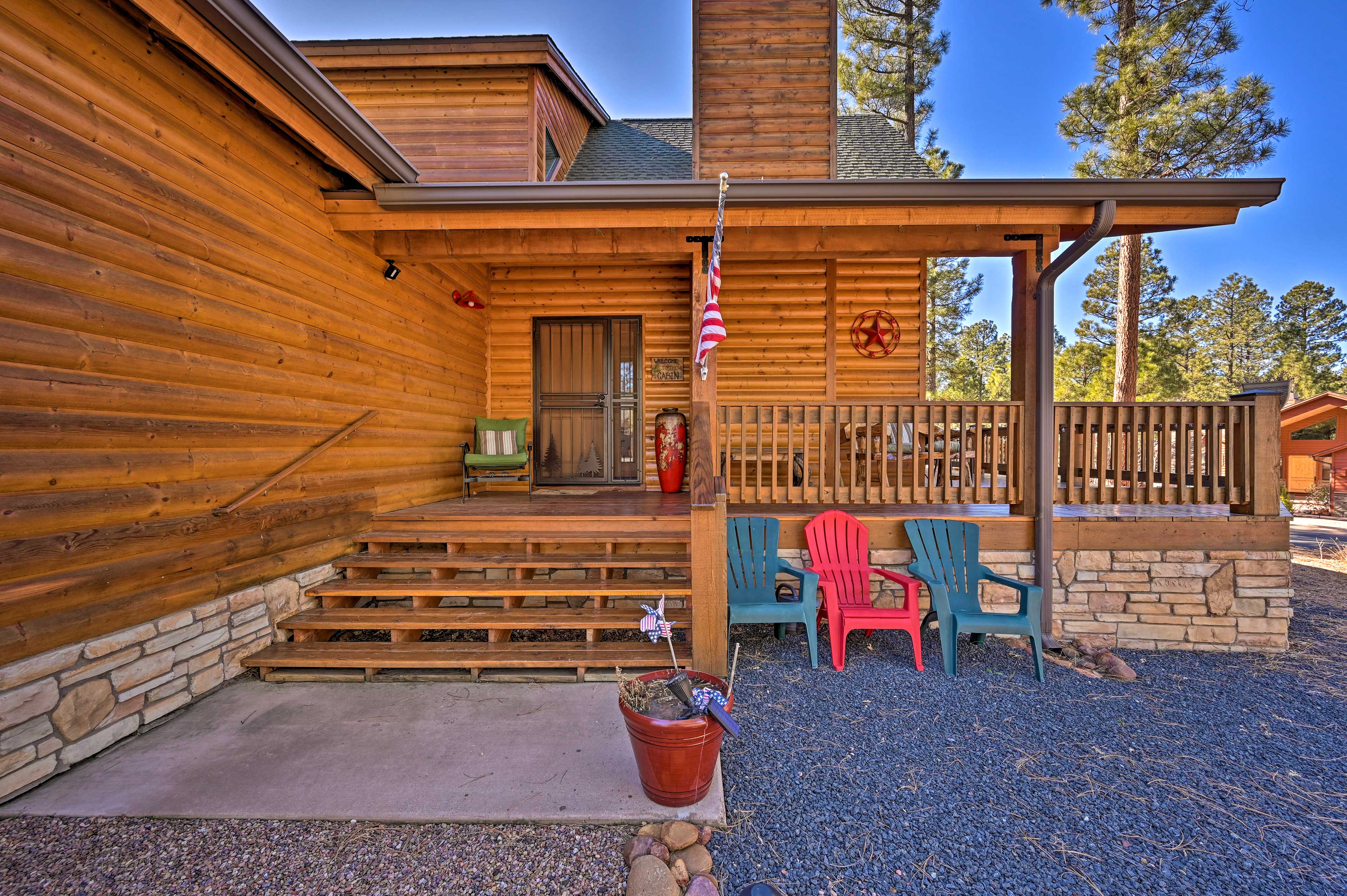 Show Low Family Cabin: BBQ, Deck & Fireplace