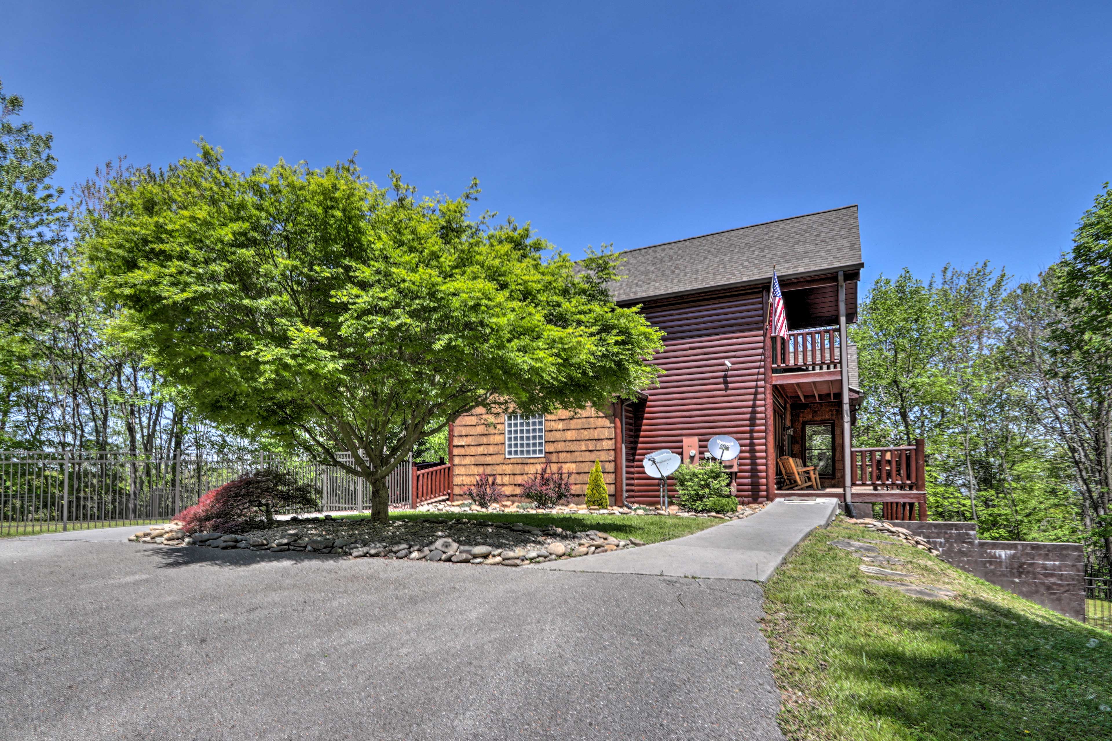 Property Image 2 - Expansive Smoky Mountain Retreat w/ Hot Tub & Deck