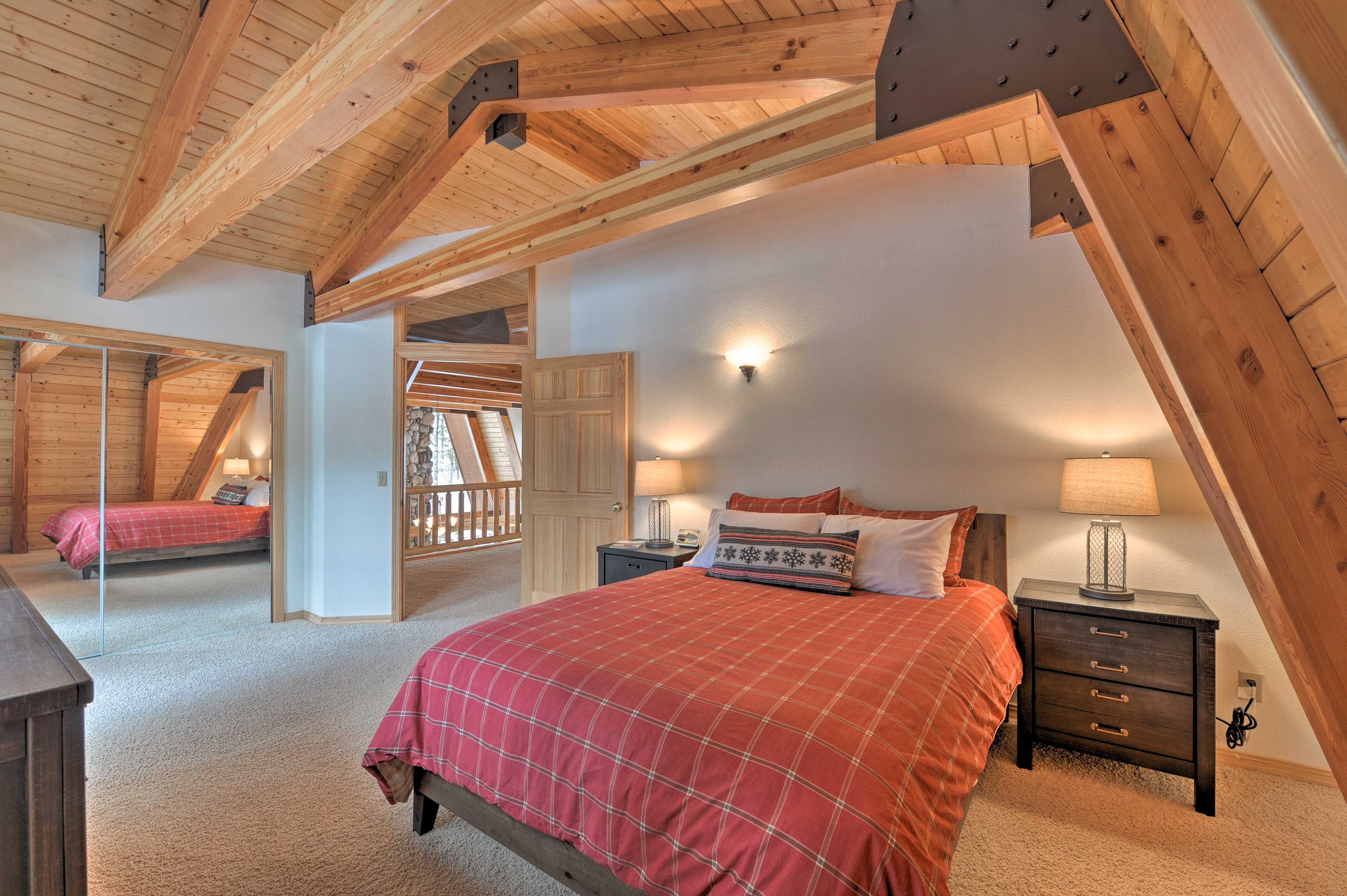 Wild Huckleberry Alpine Cabin: Fireplace & Deck!