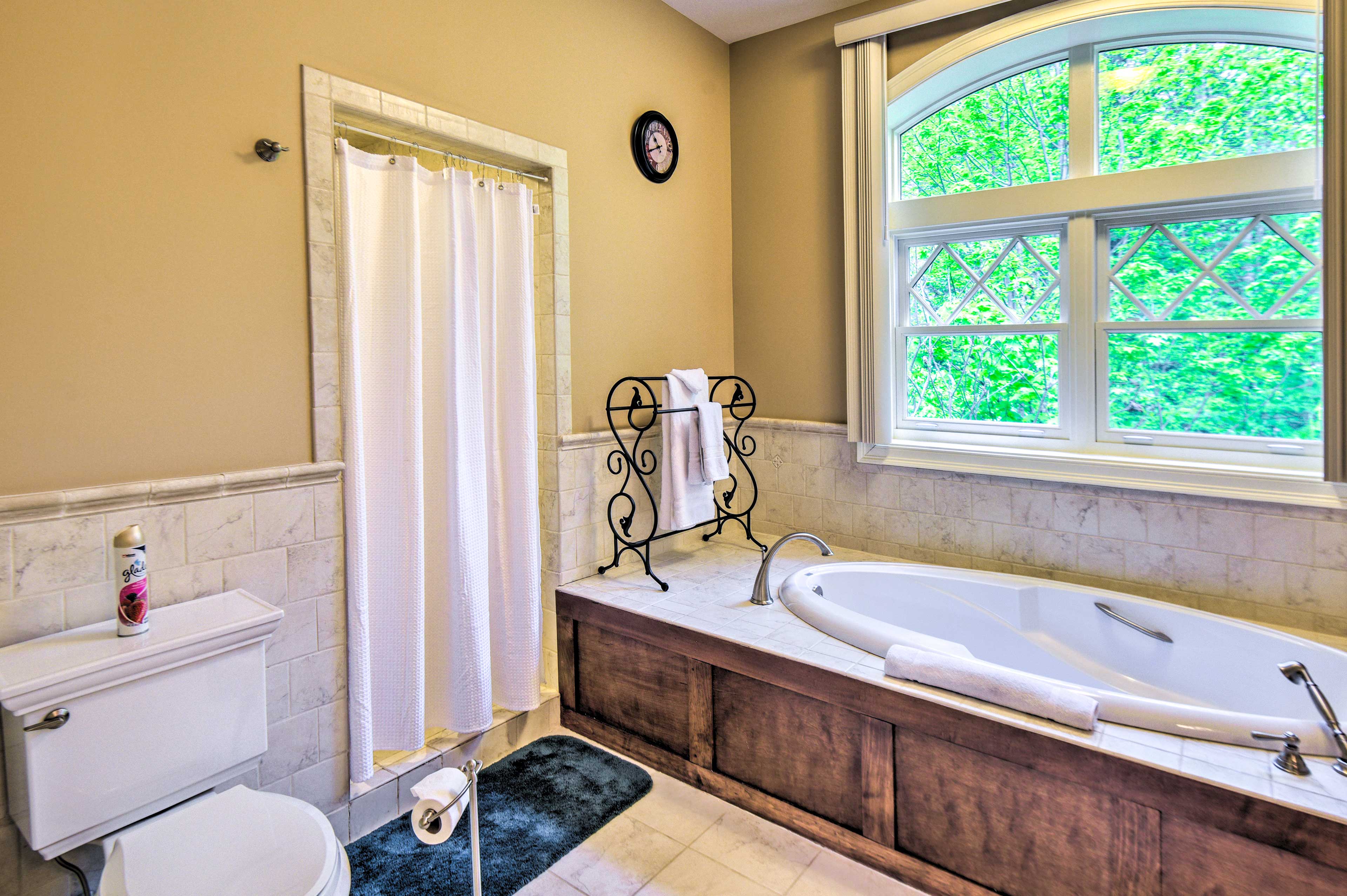 Spacious Bartlett Home w/ Fireplace + Kitchen