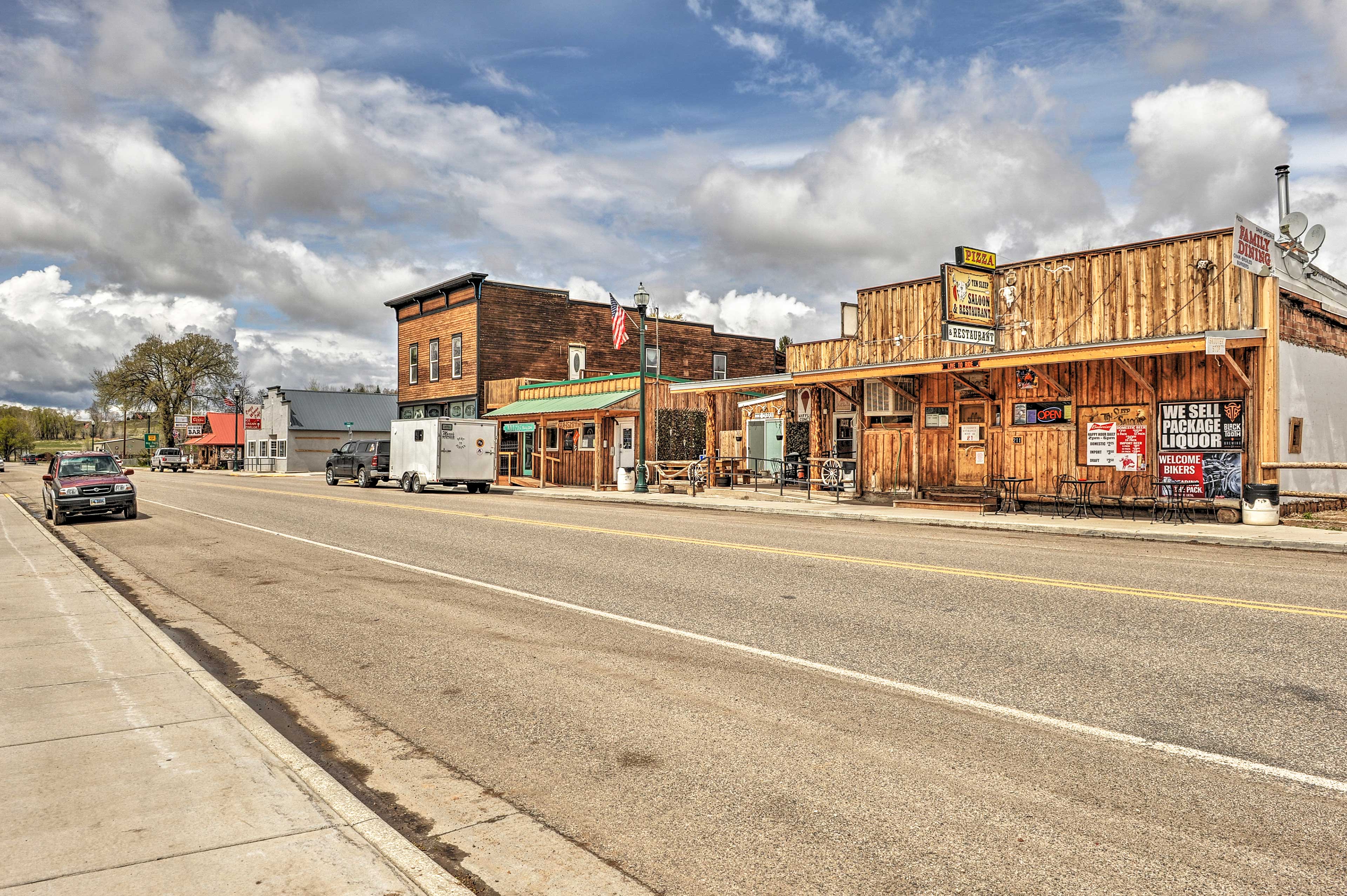 Large Ten Sleep Home on Main St, 10 Mins to Canyon