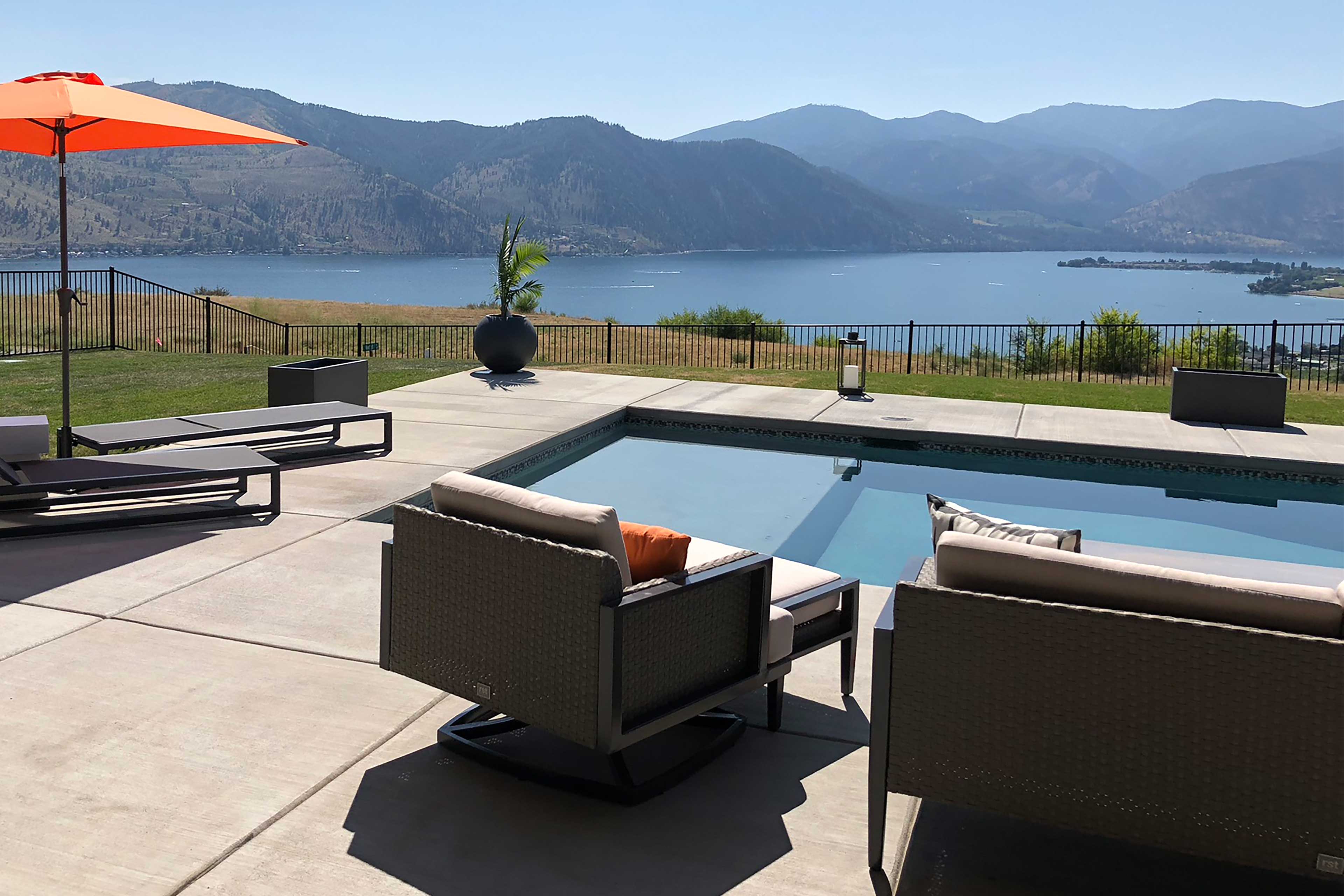 Property Image 2 - Lavish Lake Chelan Escape: Pool & Panoramic Views