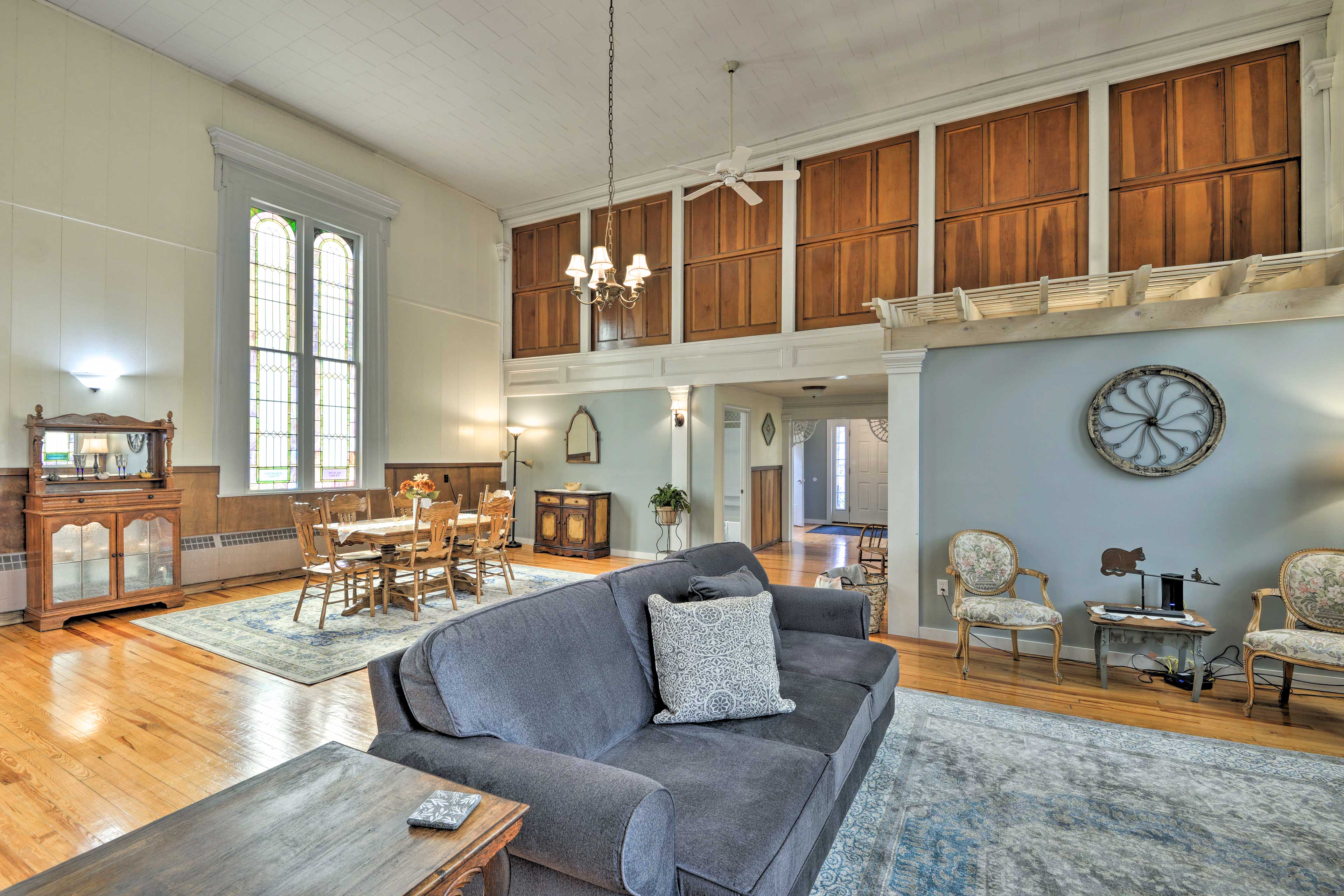 Lisle Apt: Fireplace & Stained Glass Windows!