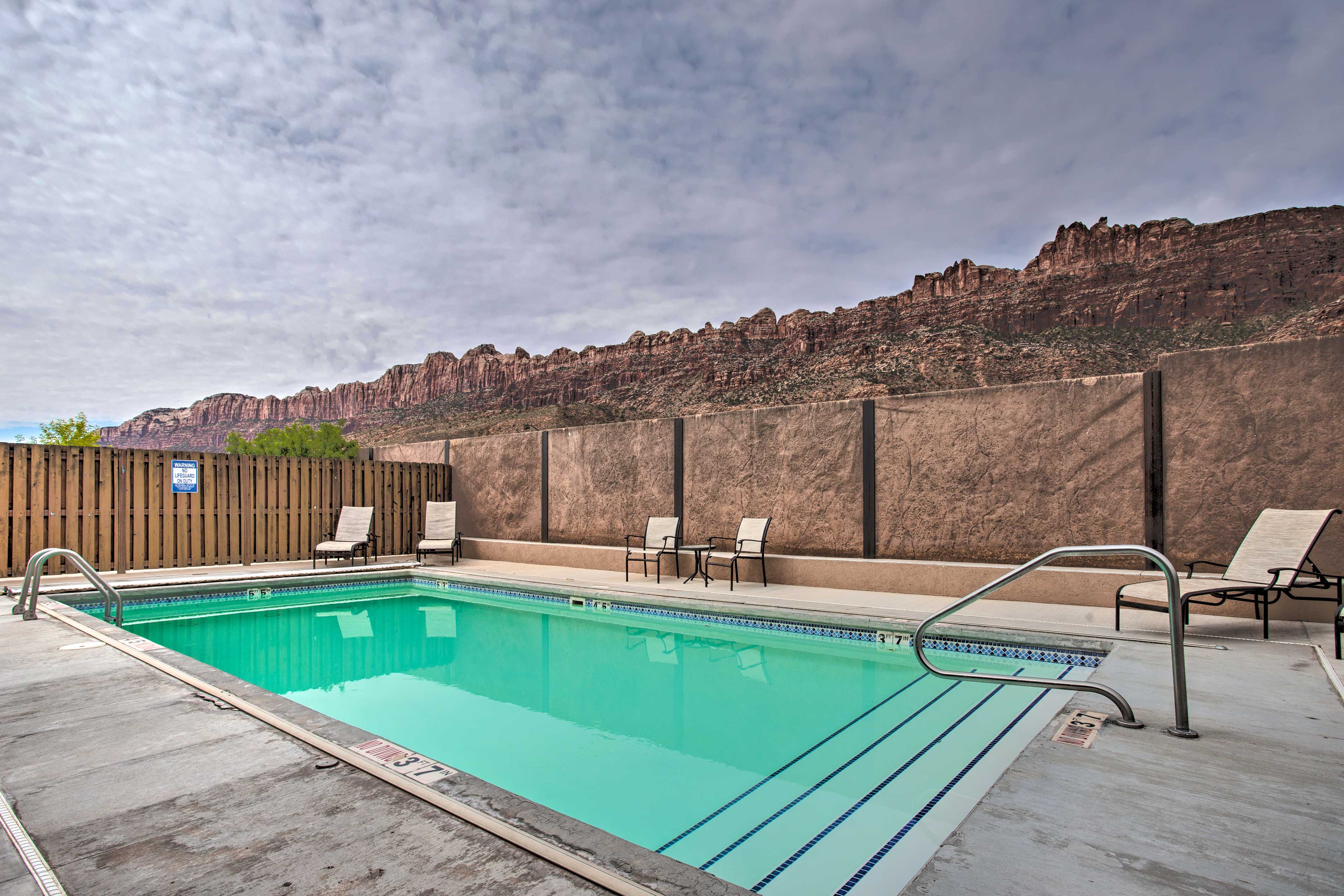 Modern Moab Townhome with Shared Pool & Hot Tub!