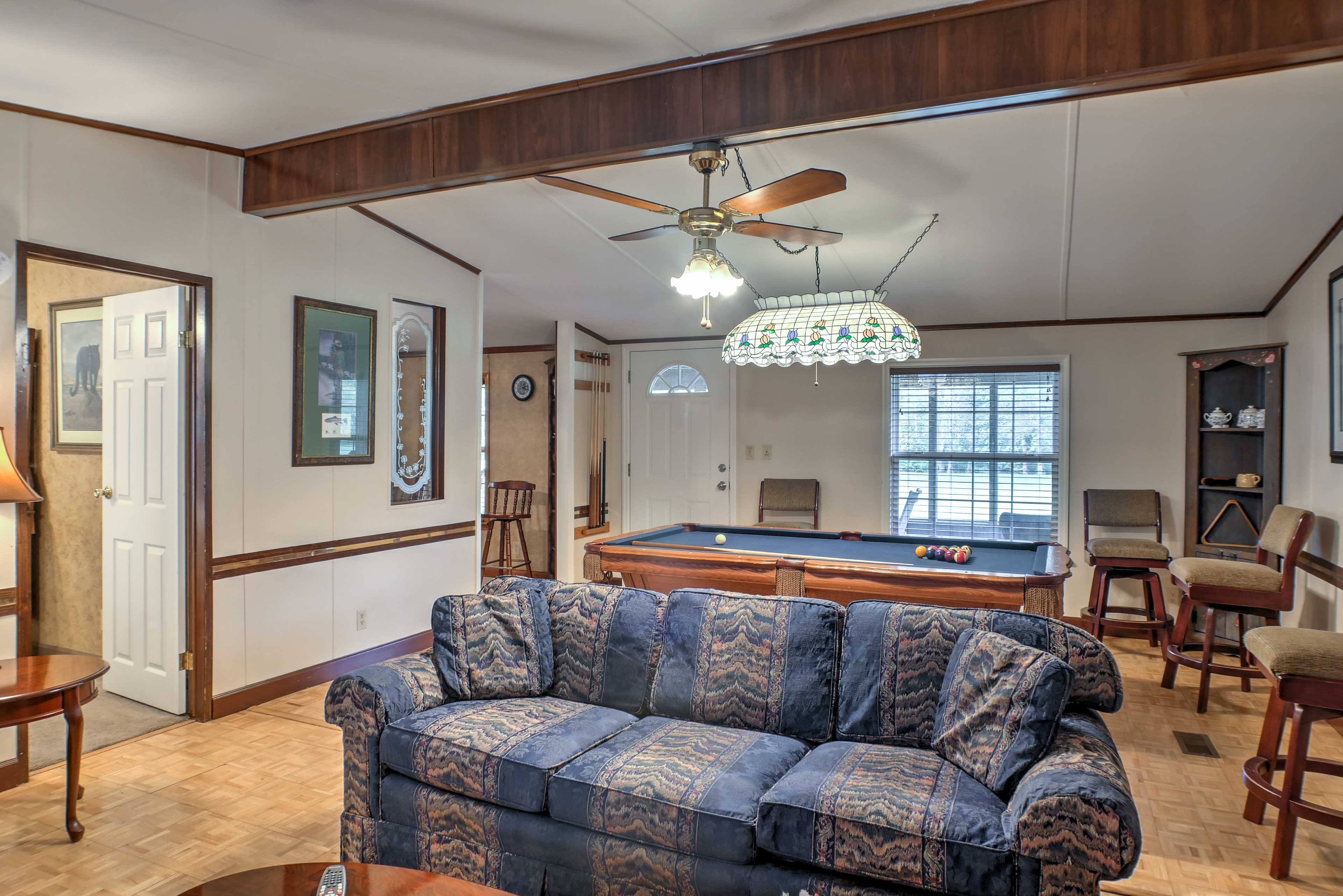 Ooltewah Cabin w/ Grill, Pool Table & Porch!