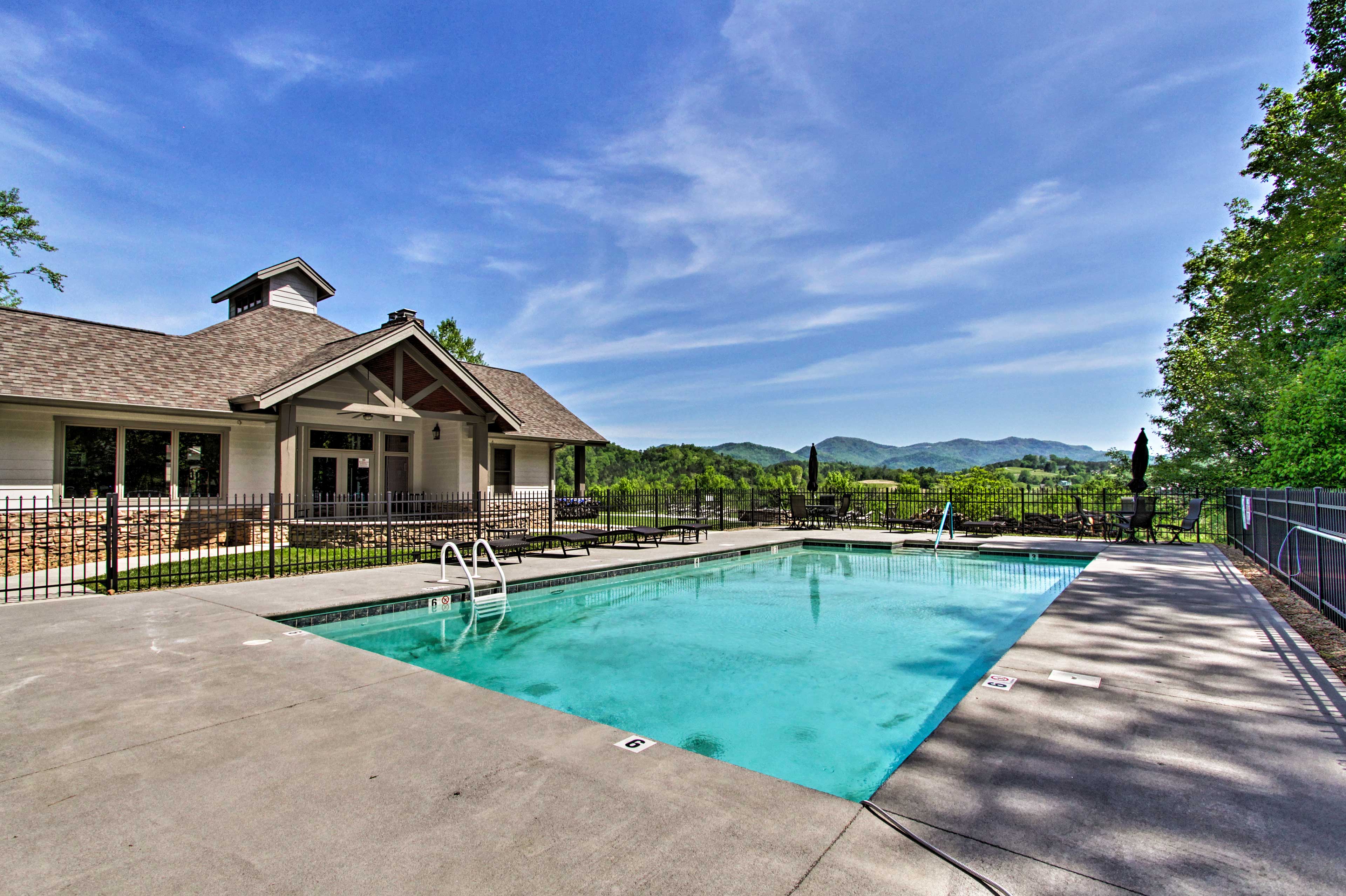 Townsend Condo w/ Pool, Great Smoky Mountain Views