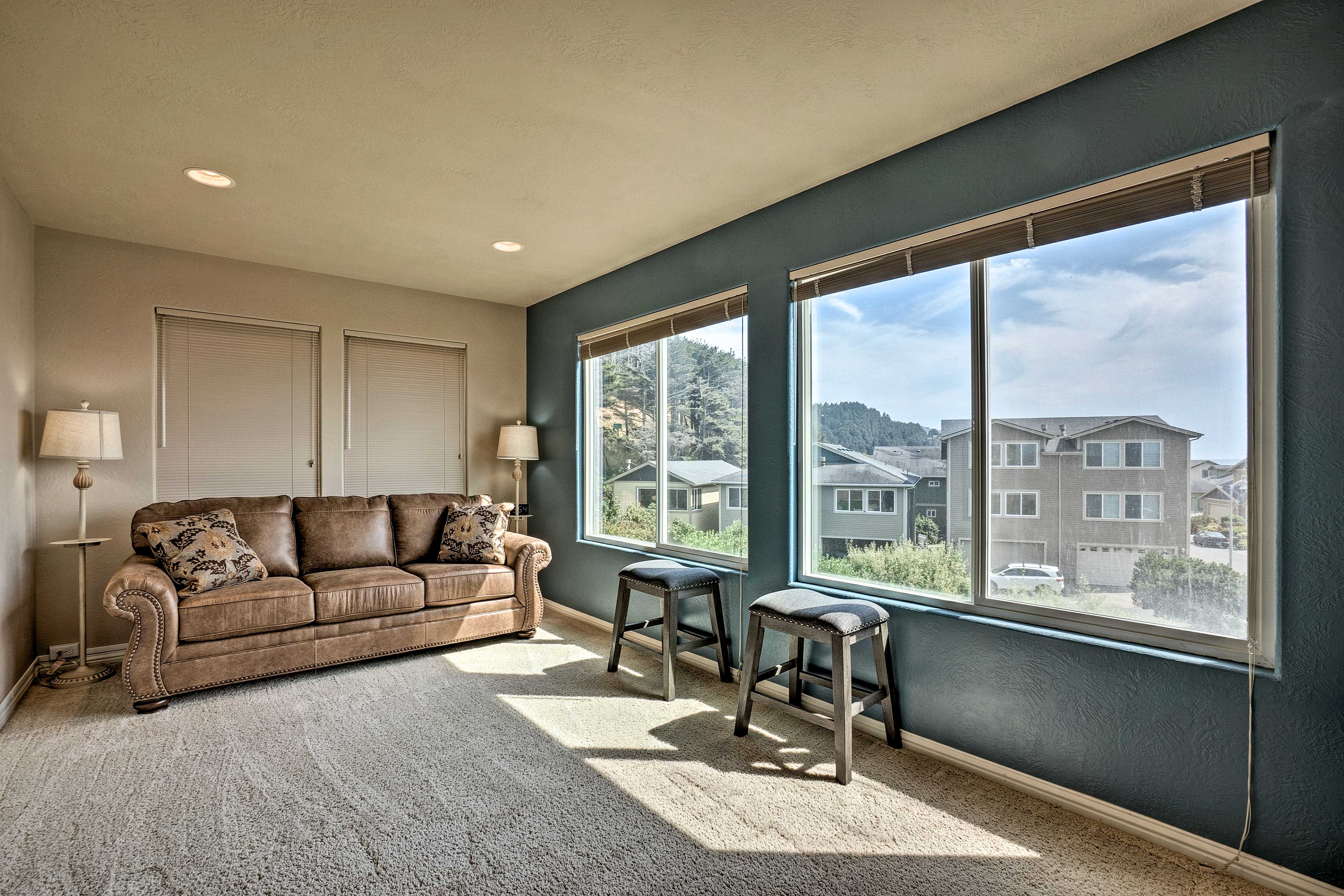 Gold Beach Townhome with Ocean Views & Sunroom!