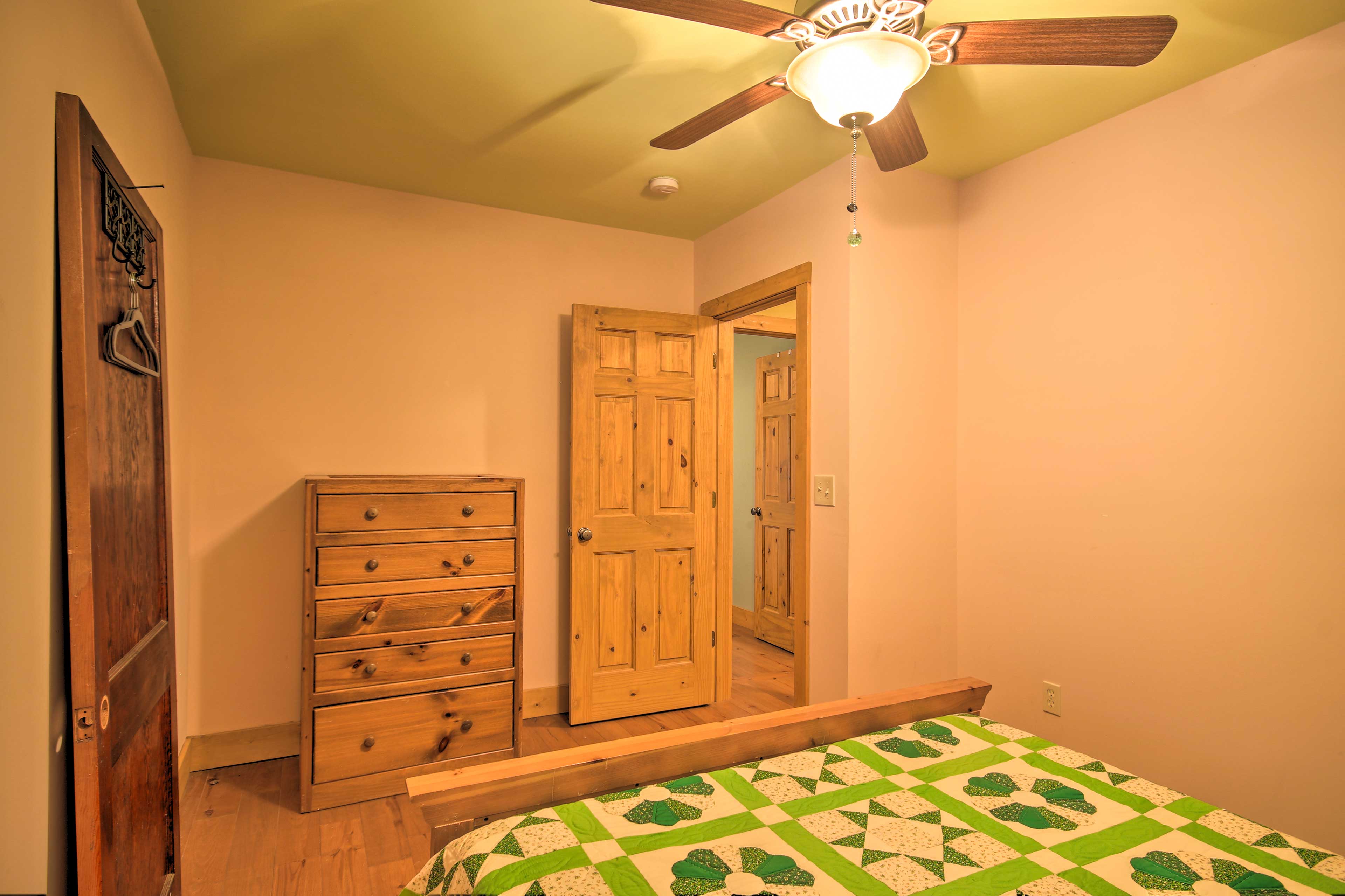 Peaceful Tignall Cabin on Strom Thurmond Lake!