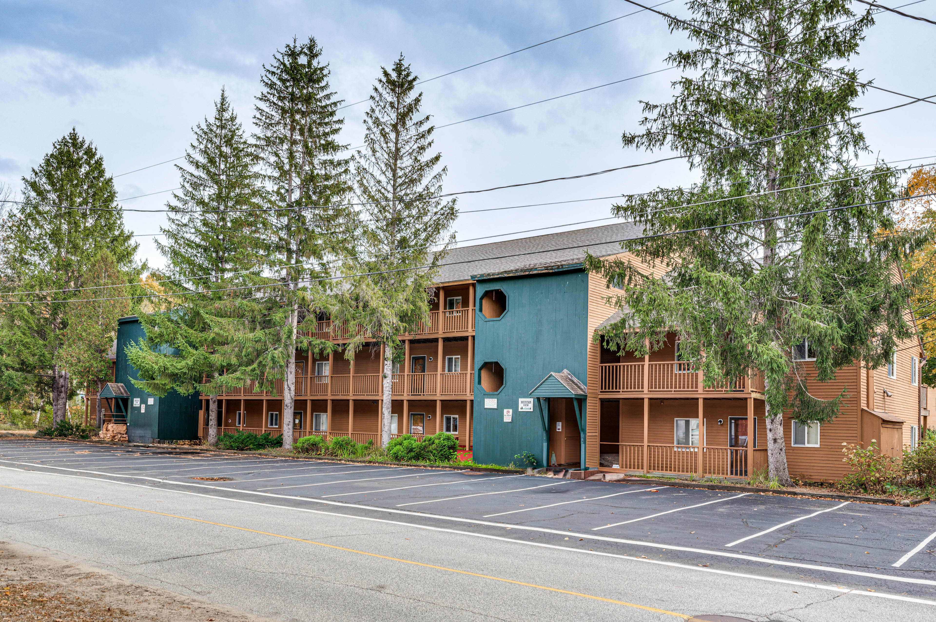 Lincoln Apartment w/ Balcony: 2 Mi to Loon Mtn!