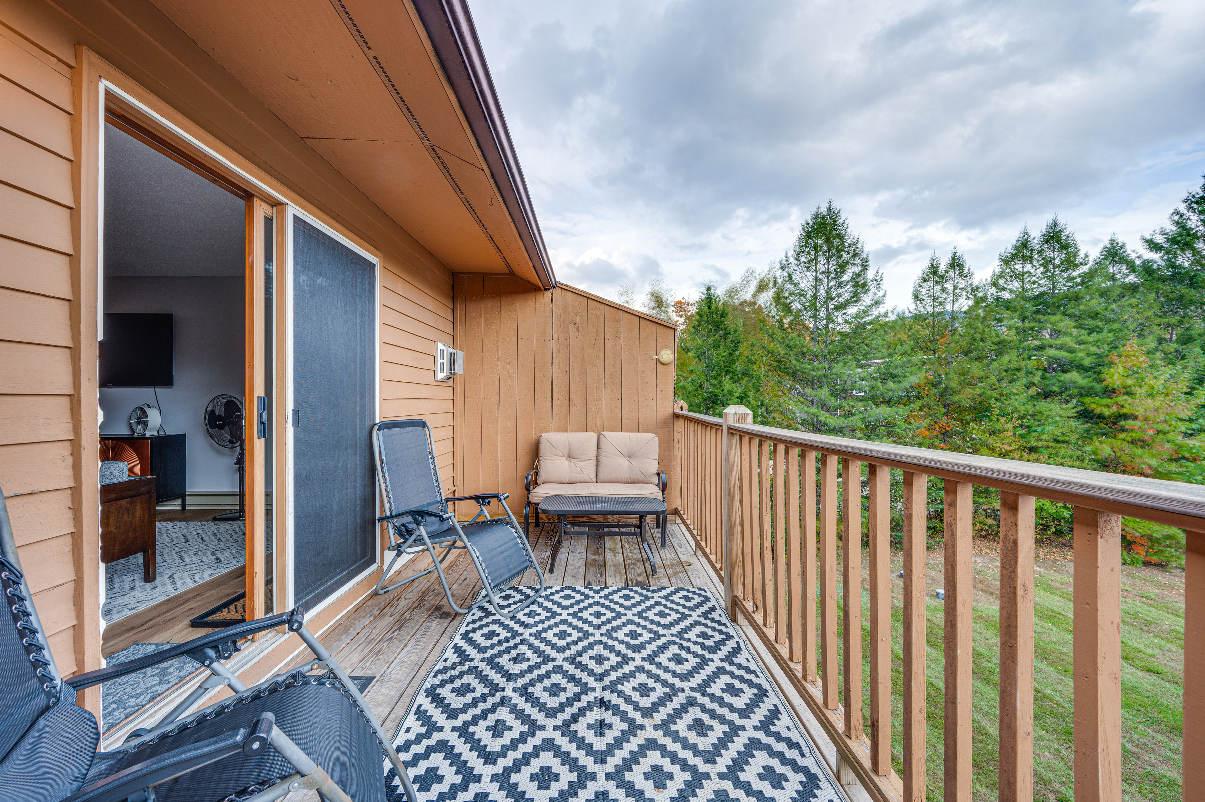 Lincoln Apartment w/ Balcony: 2 Mi to Loon Mtn!