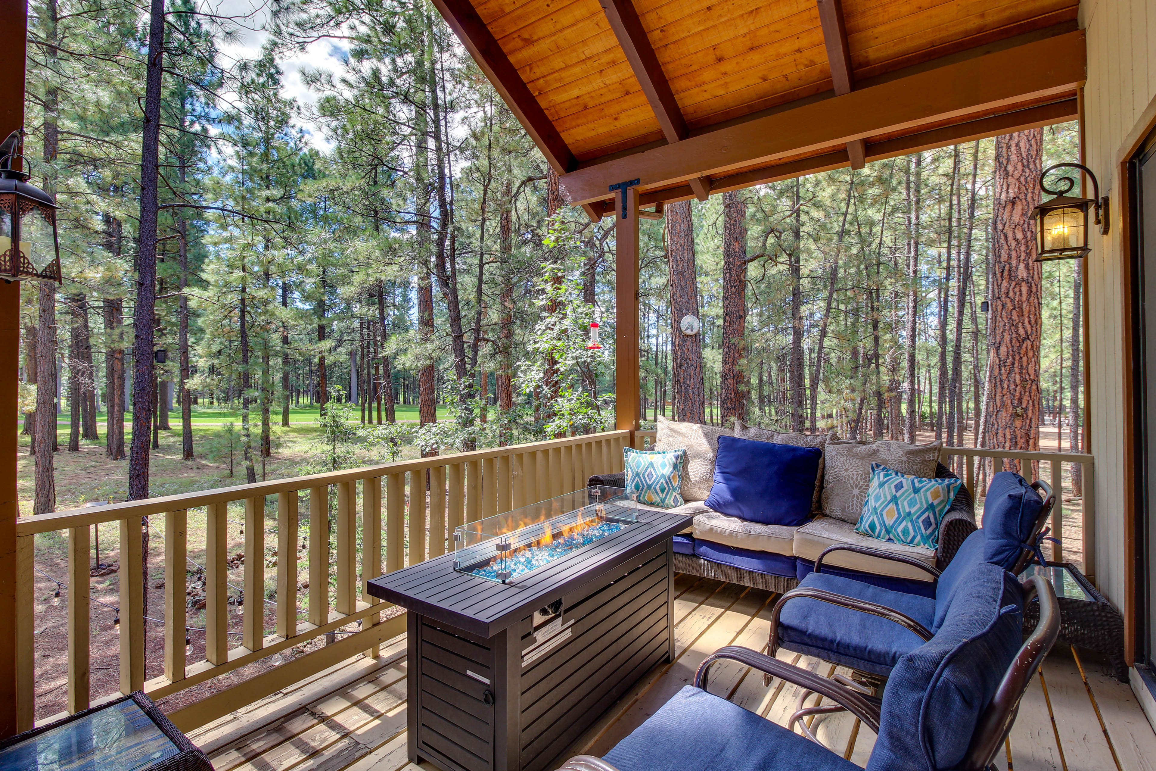Remodeled Pinetop Cabin w/ EV Charger & Game Room!