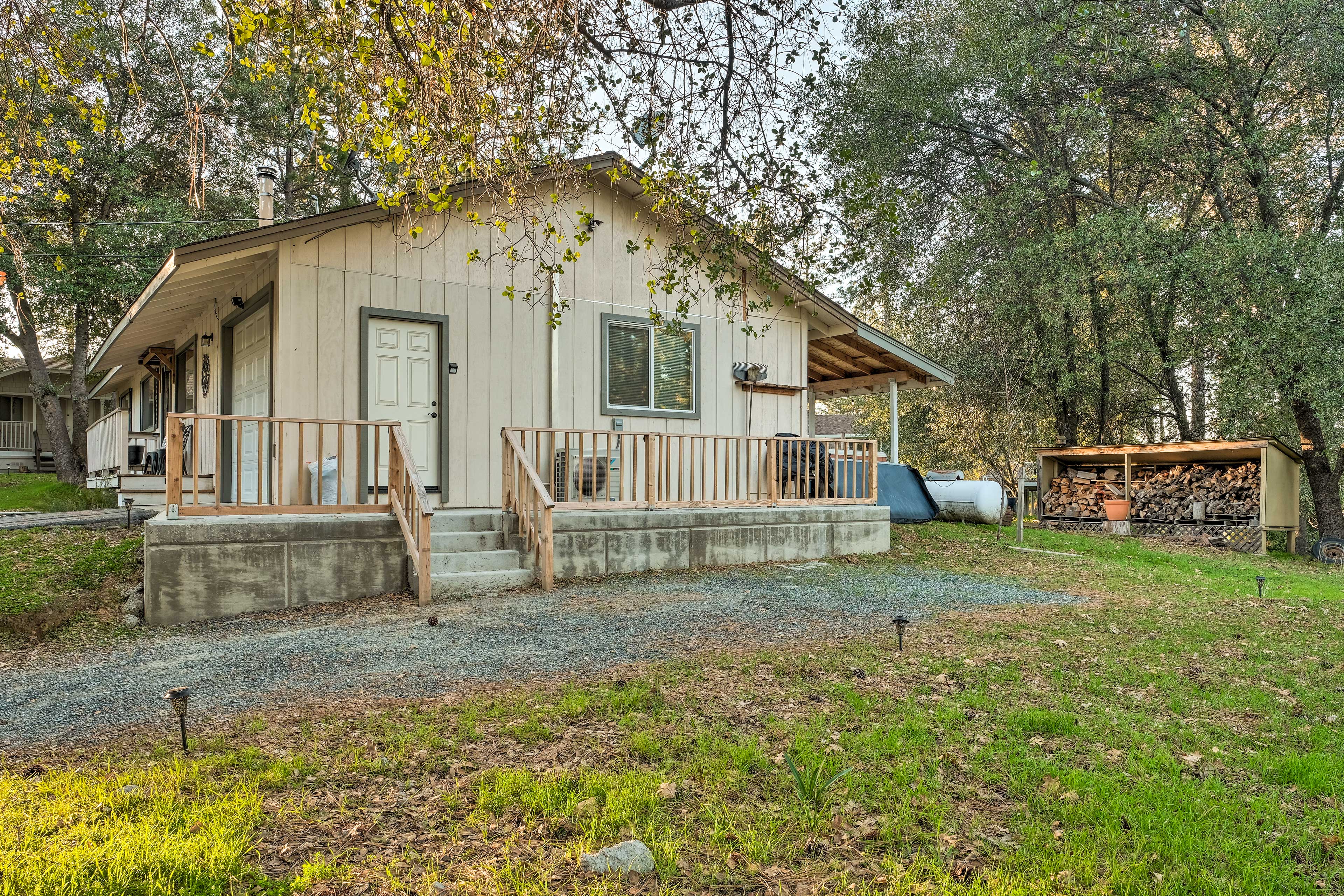 Lakeside Groveland Home w/ Hot Tub, Near Yosemite
