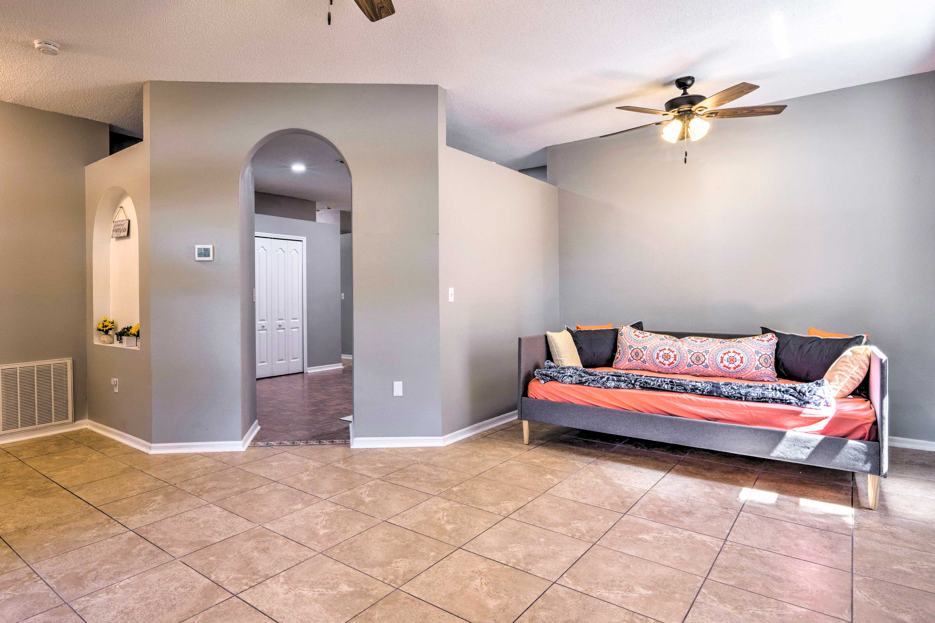 Sunny Clermont Retreat w/ Lanai: 12 Mi to Disney!