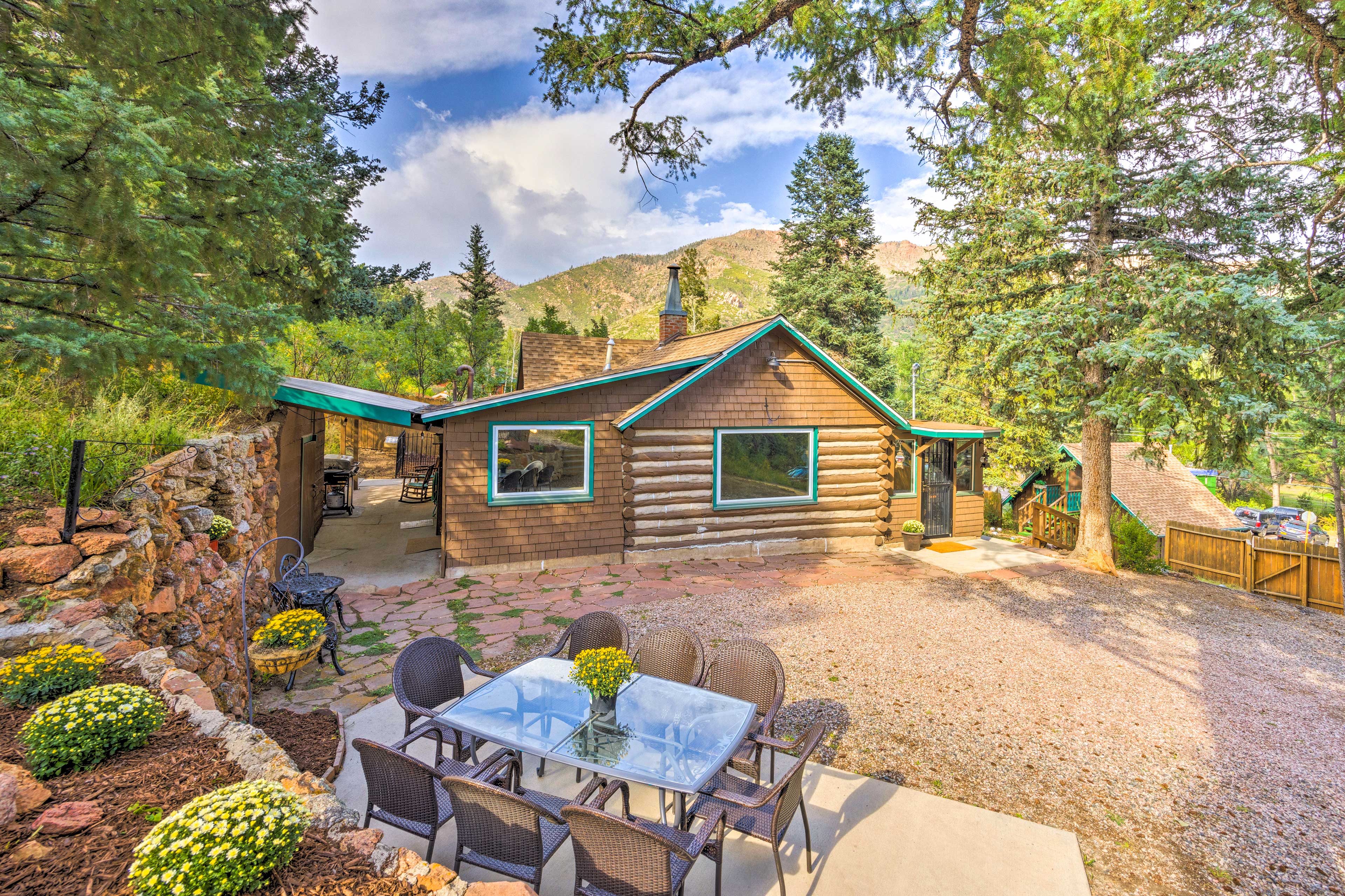 Property Image 1 - Charming Cascade Cabin ~ 1 Mi To Pikes Peak!