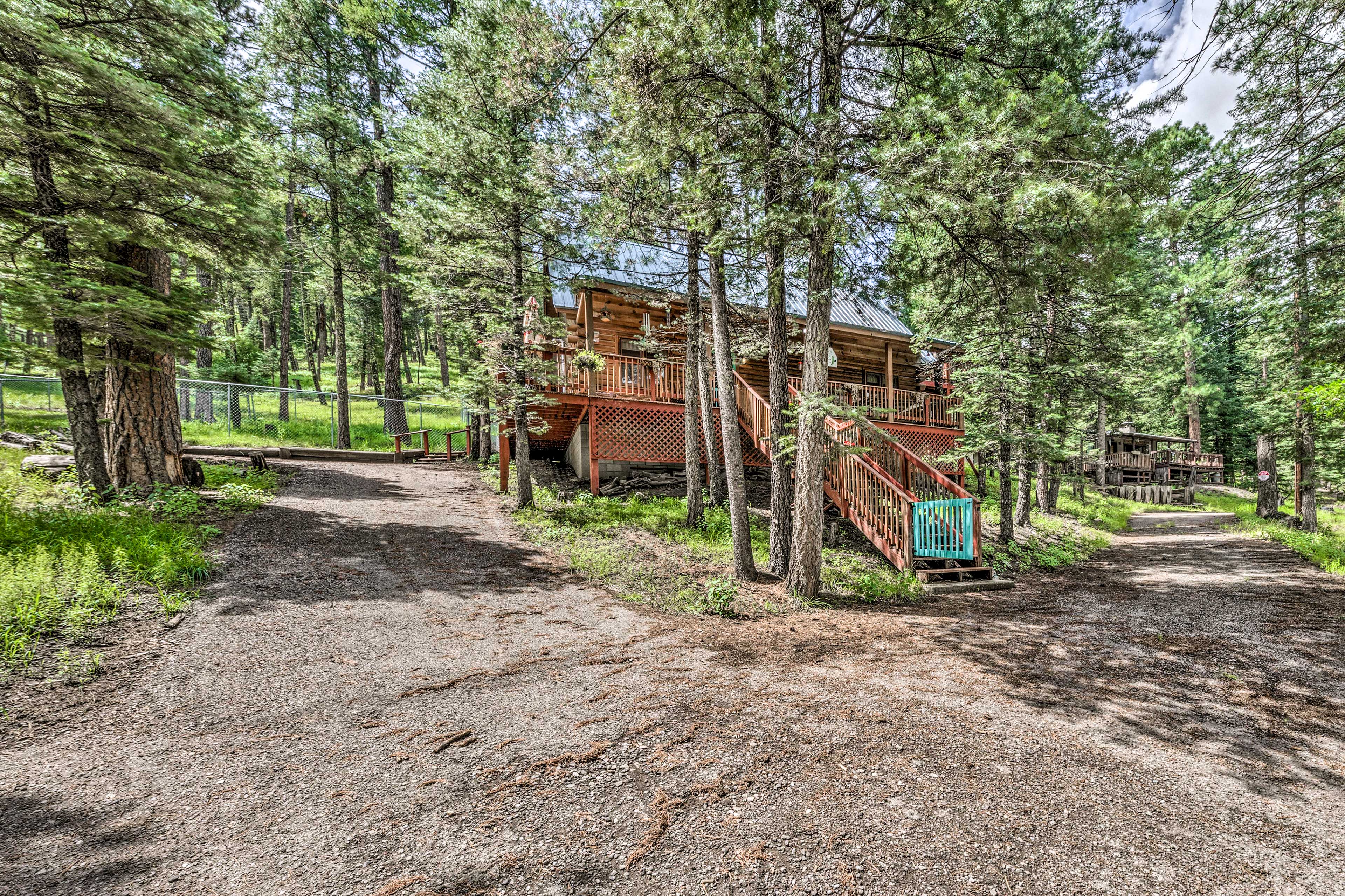 Tree-Lined 'Polly's Perch' w/ Mountain Views!