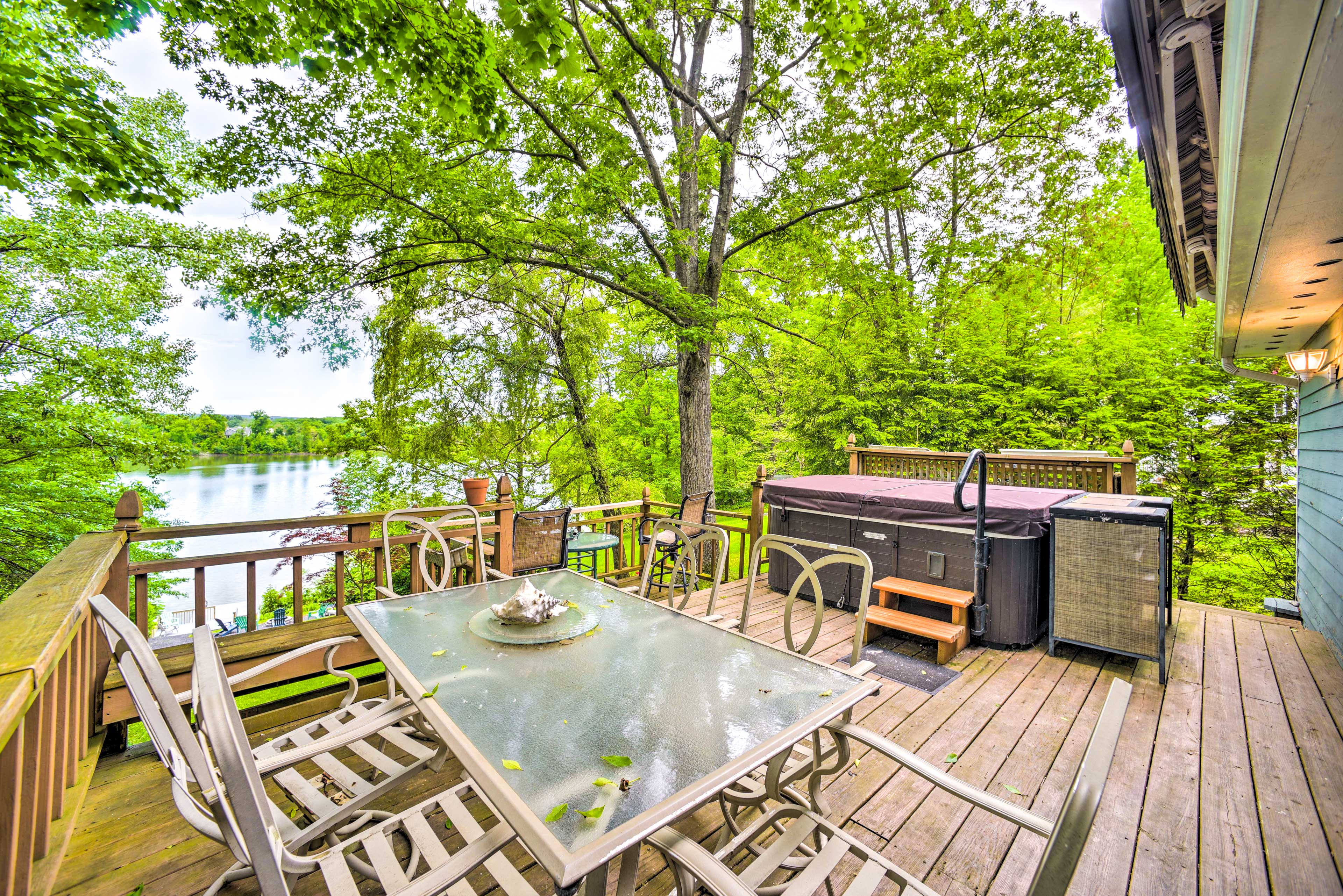 Property Image 1 - Cozy Retreat w/ Hot Tub, on Sleepy Hollow Lake!