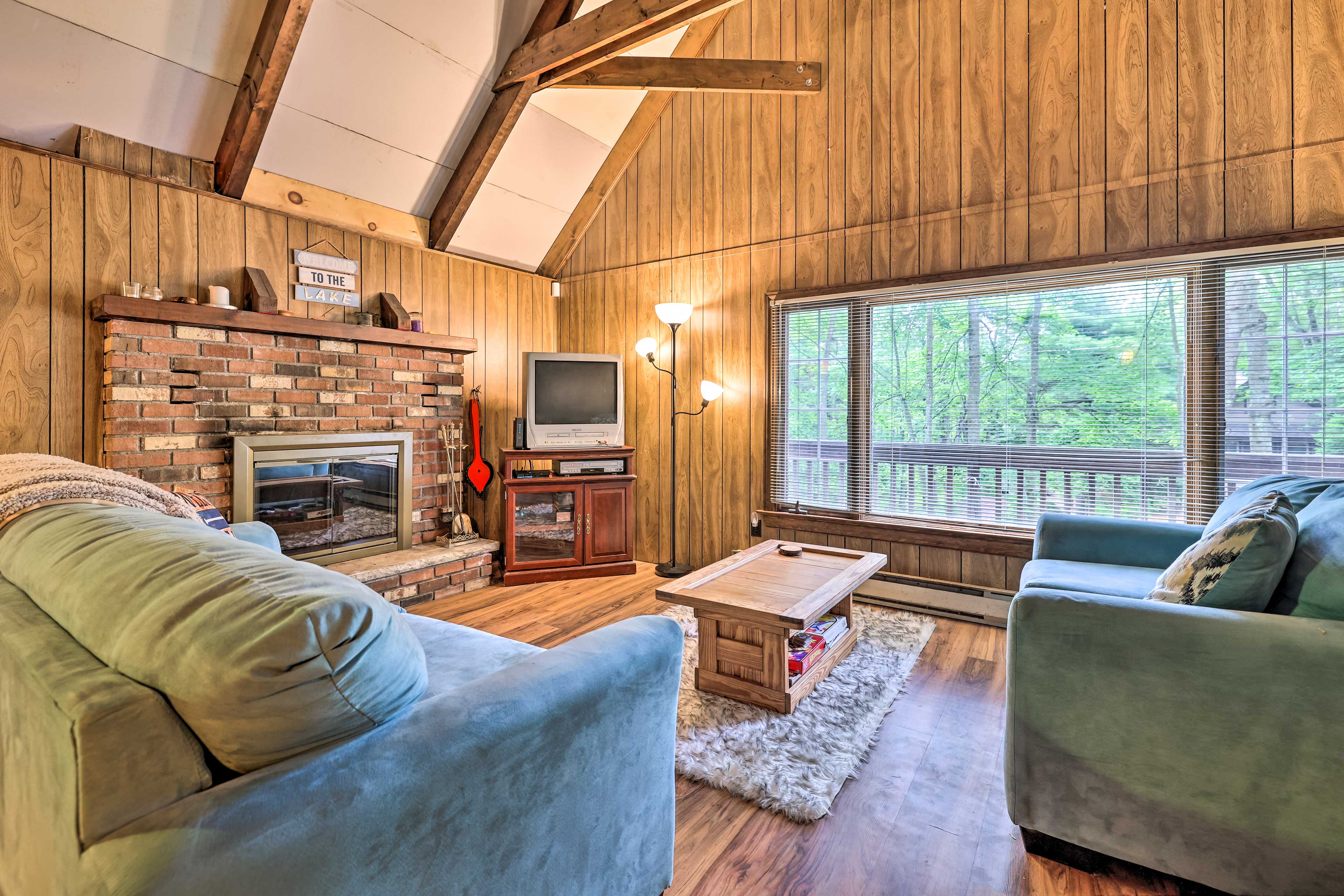 Tree-Lined Pocono Lake Cabin, Game Room On-Site!