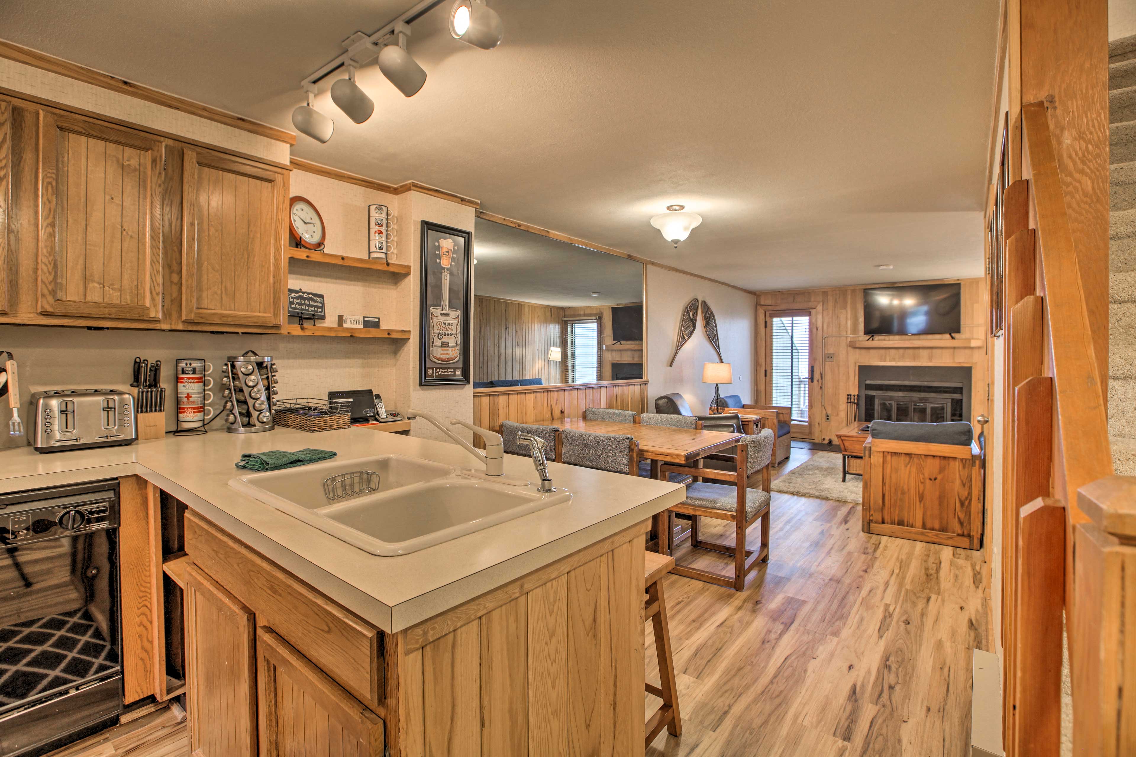 Slopeside Snowshoe Condo - Walk to Ski Lifts!